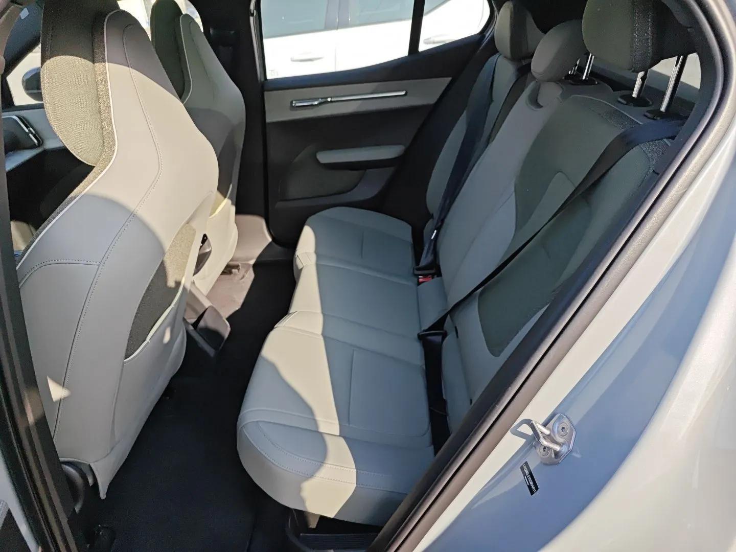 Volvo EX30 2025 Rear-Drive Long-Range Version Ultra — миниатюра 22