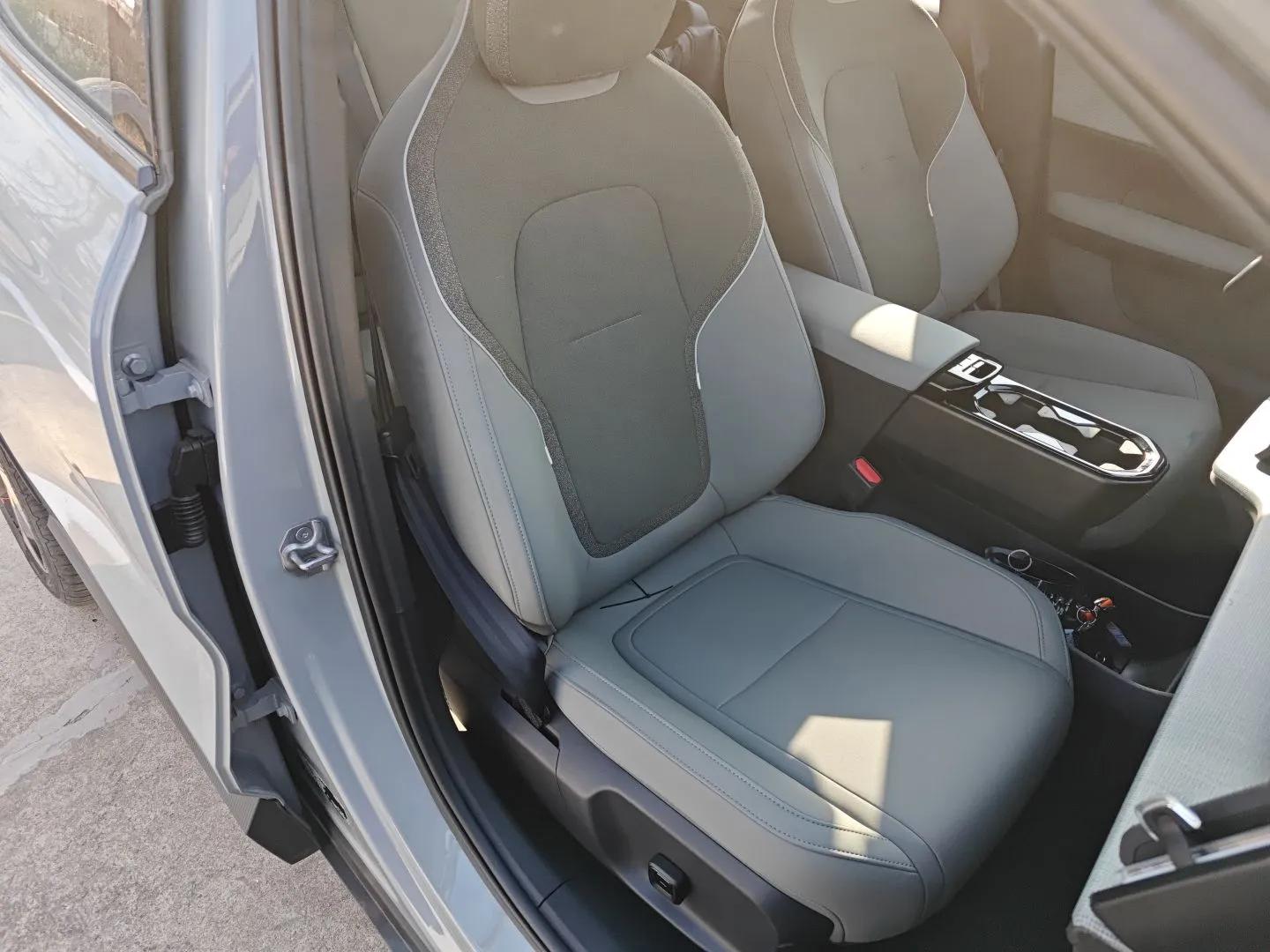 Volvo EX30 2025 Rear-Drive Long-Range Version Ultra — миниатюра 23