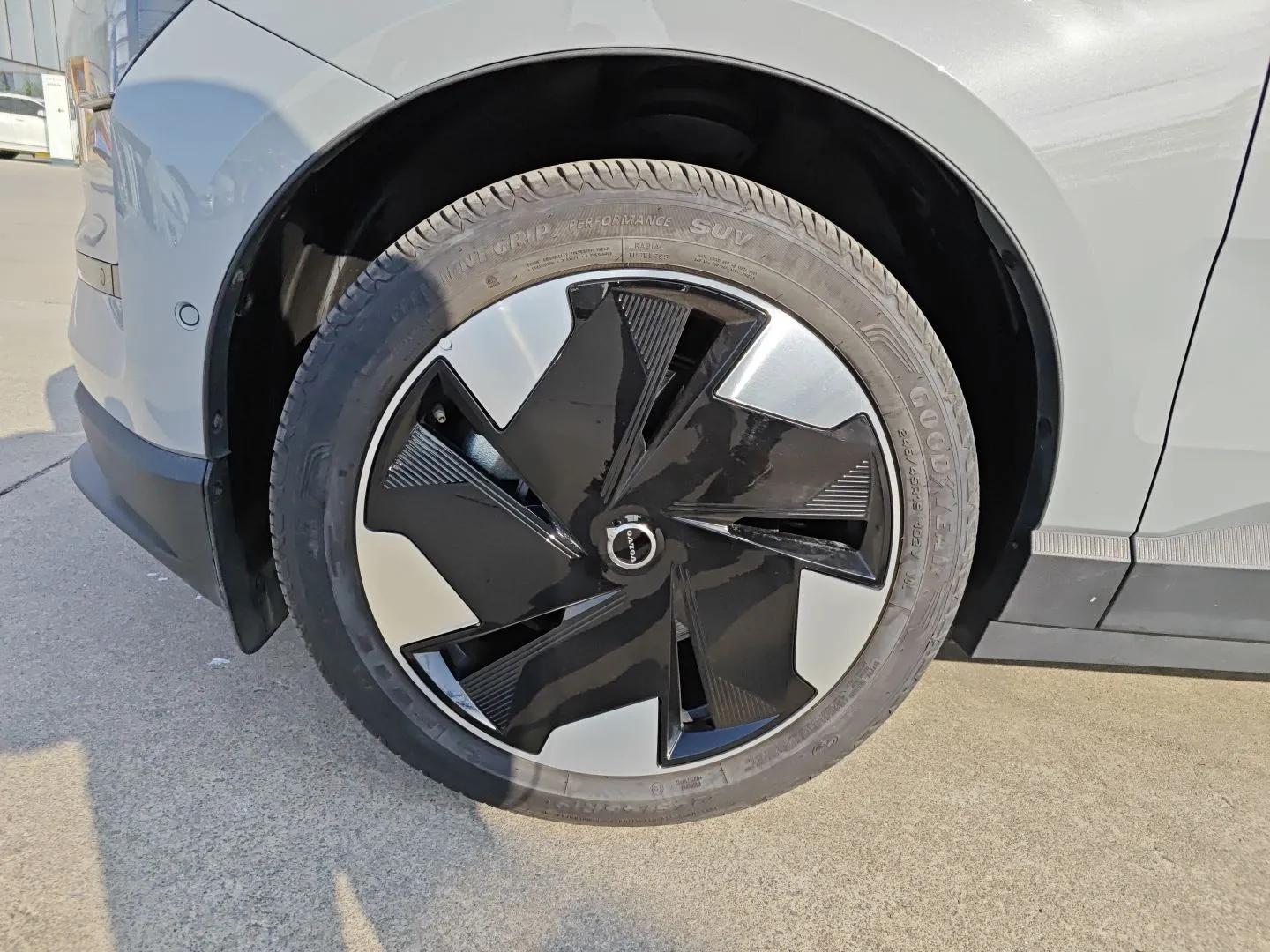 Volvo EX30 2025 Rear-Drive Long-Range Version Ultra — миниатюра 9