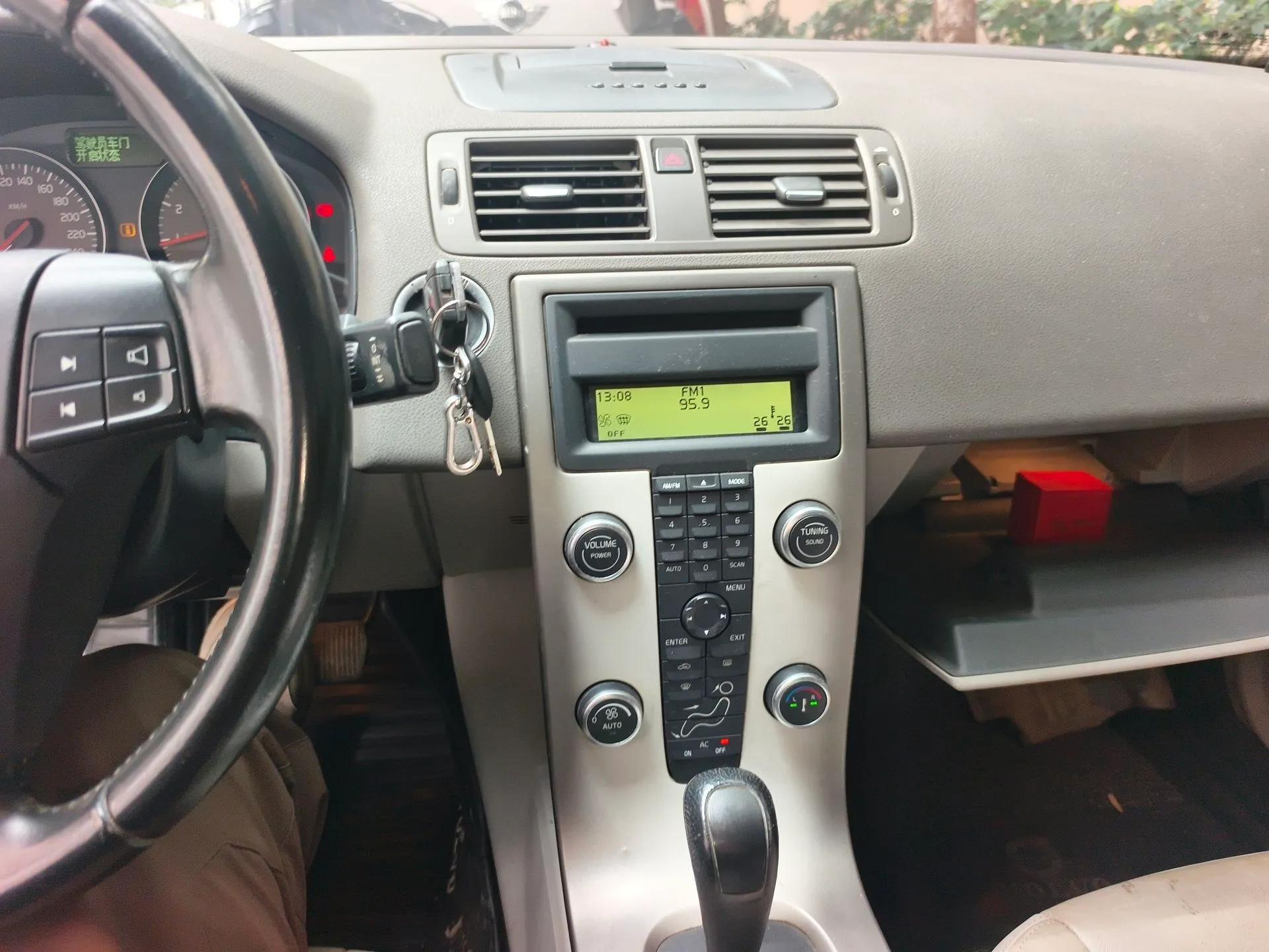 Volvo S40 2011 2.0L Automatic ZhiShang Edition — миниатюра 14