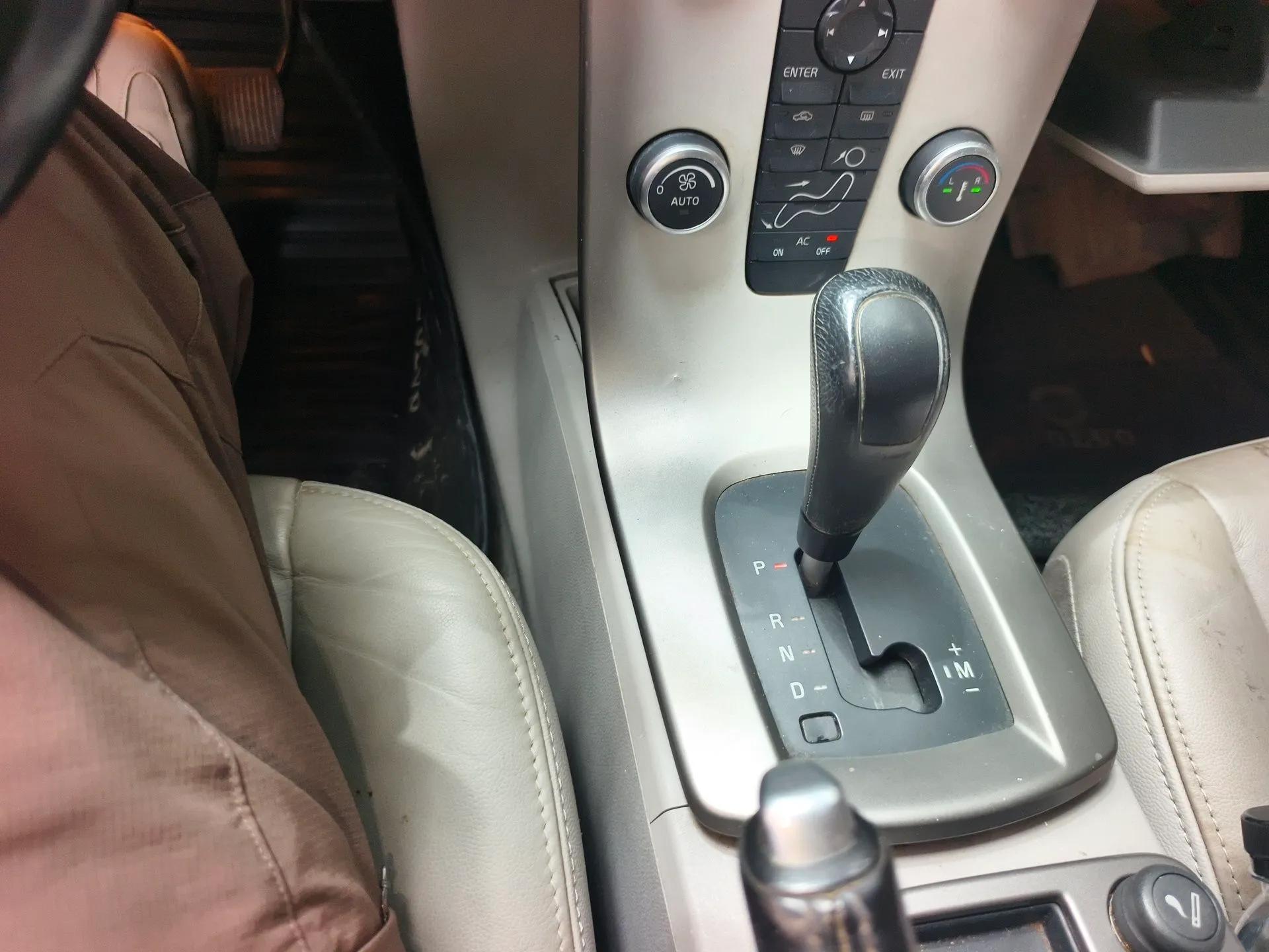 Volvo S40 2011 2.0L Automatic ZhiShang Edition — миниатюра 15