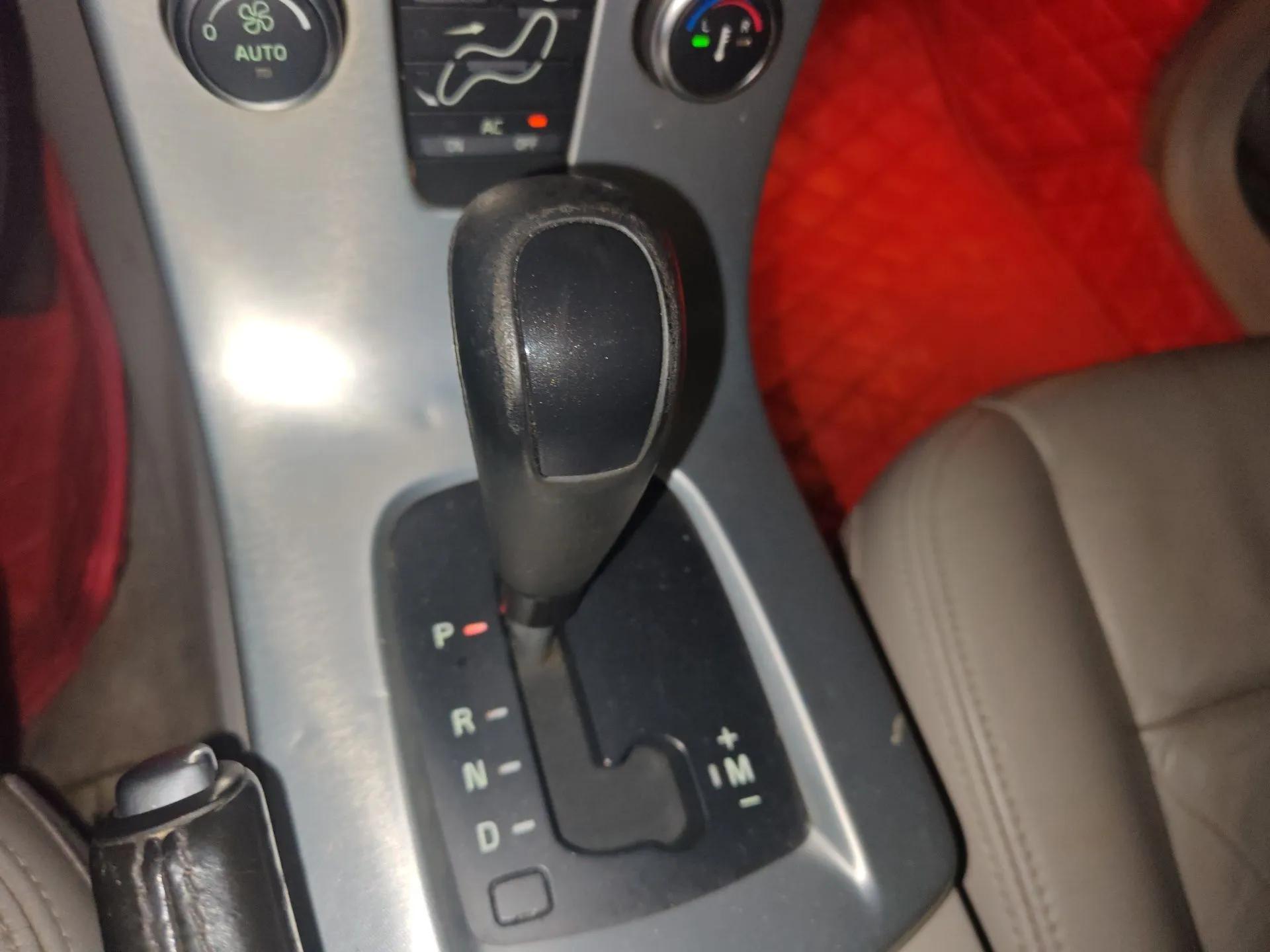 Volvo S40 2010 2.0L Automatic ZhiShang Edition — миниатюра 15