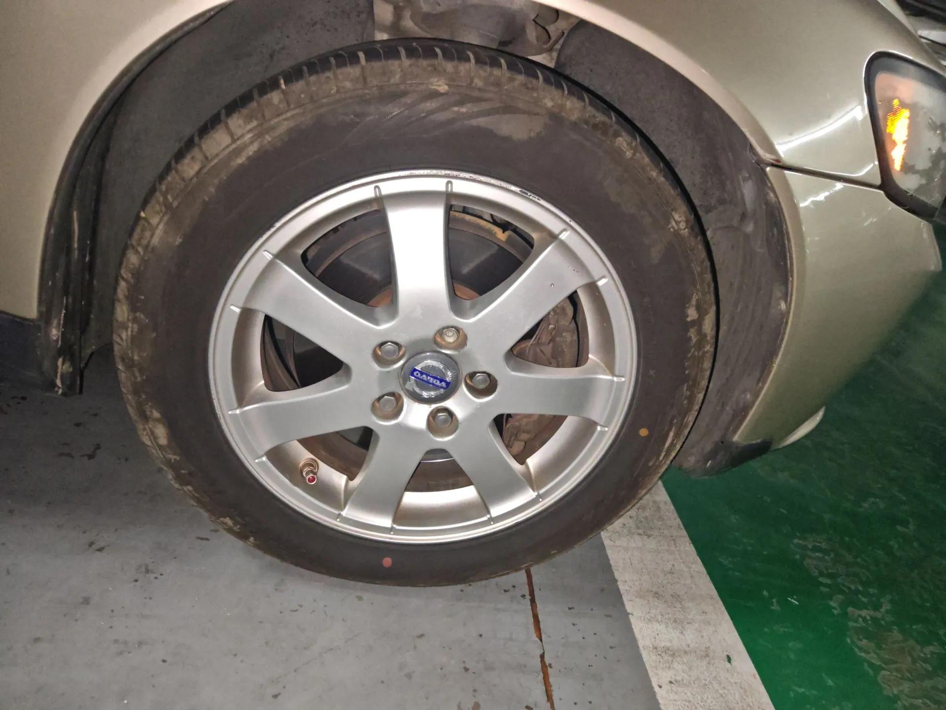 Volvo S40 2010 2.0L Automatic ZhiShang Edition — миниатюра 8
