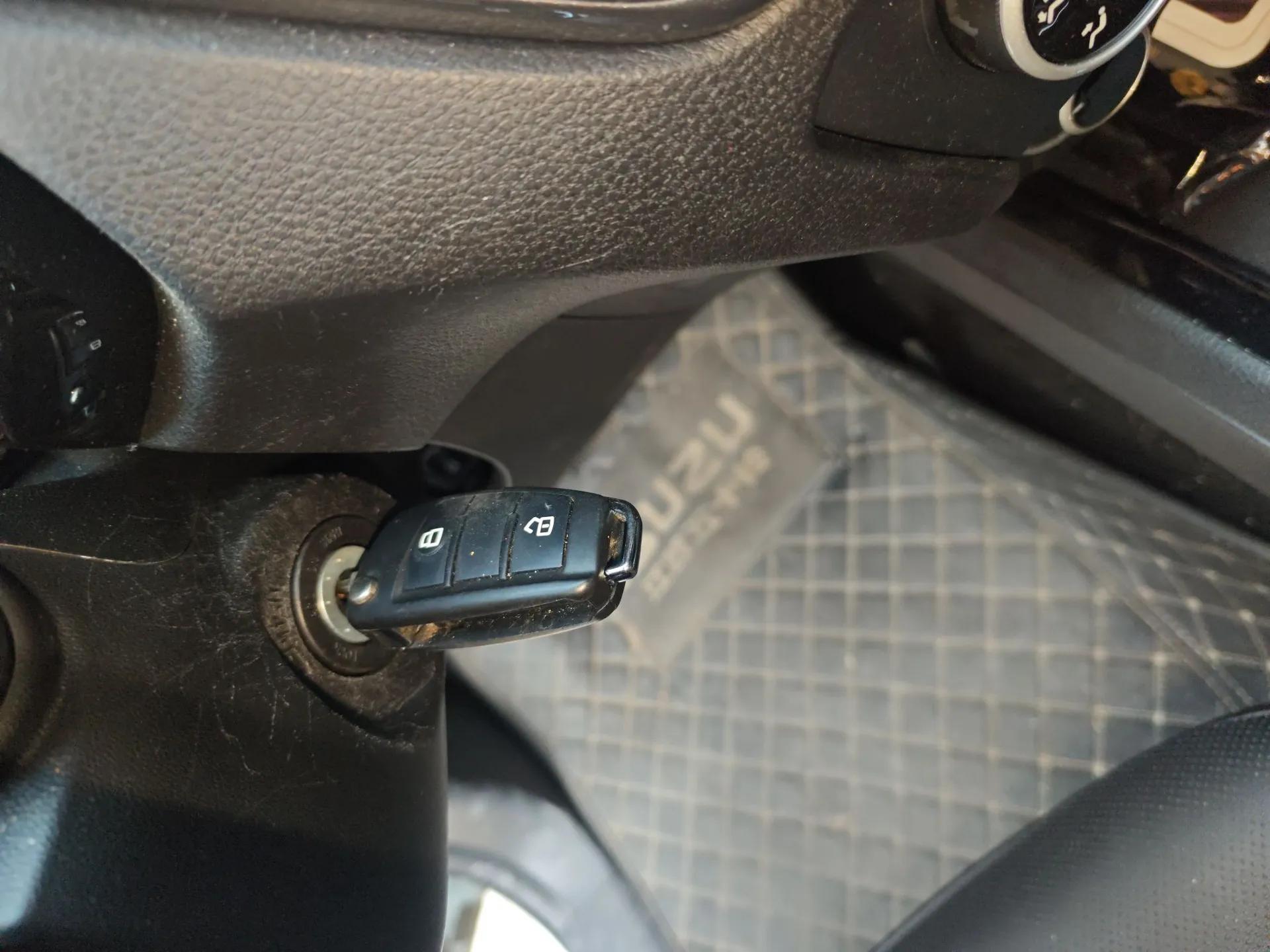 Isuzu D-MAX 2023 2.5T Automatic Two-Wheel Drive Diesel Standard Wheelbase Lingdong Edition — миниатюра 16
