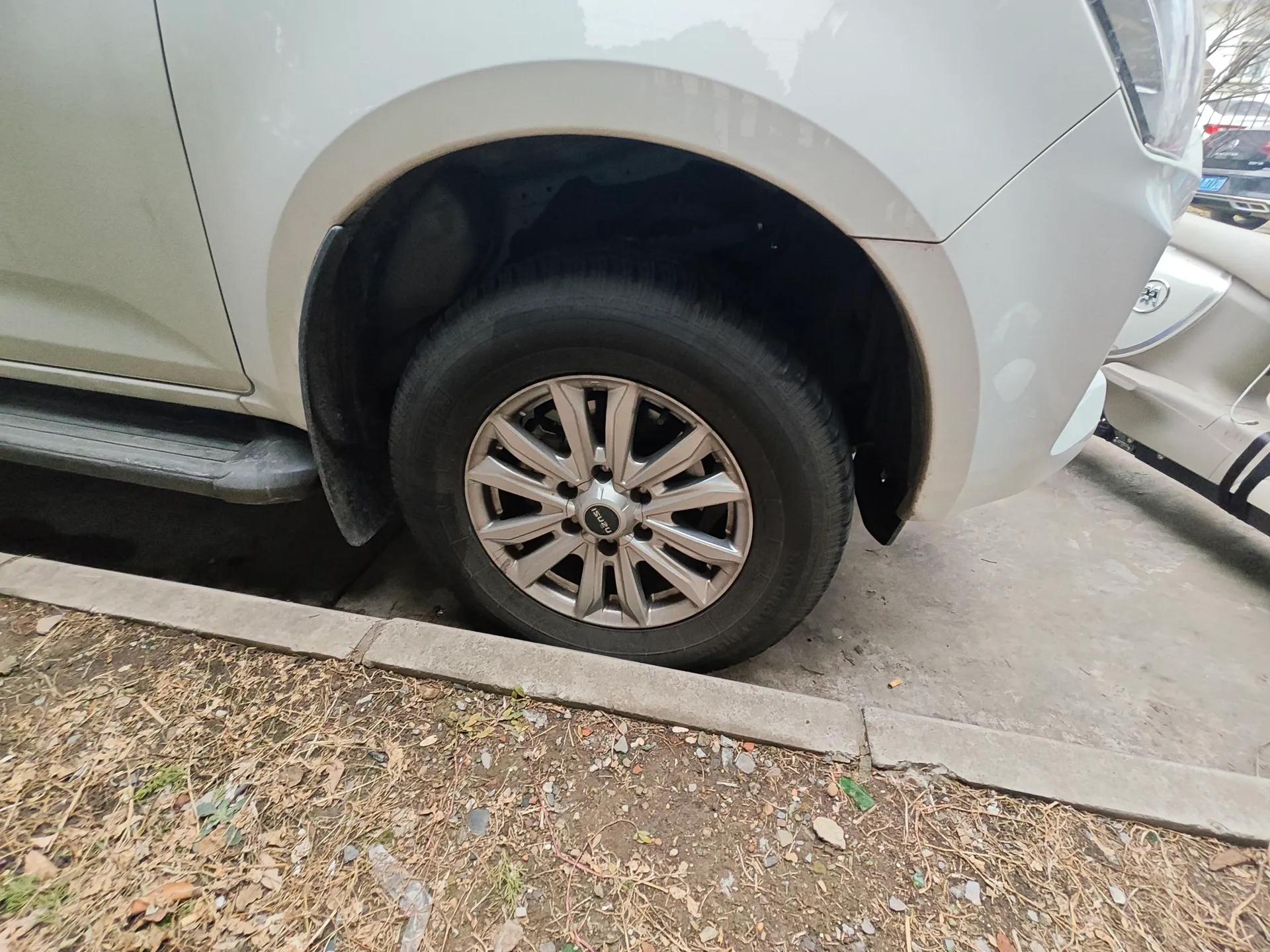 Isuzu D-MAX 2023 2.5T Automatic Two-Wheel Drive Diesel Standard Wheelbase Lingdong Edition — миниатюра 5
