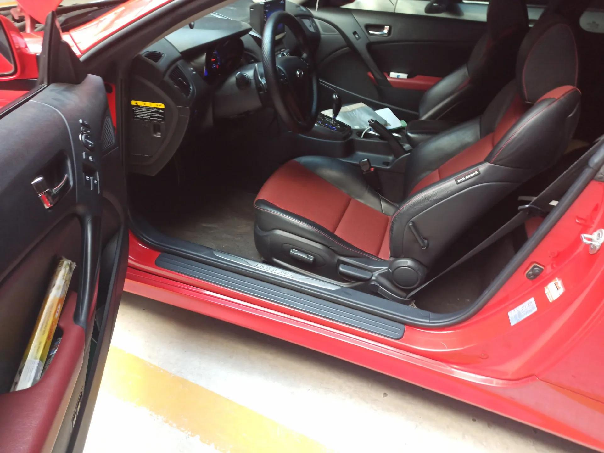 Hyundai Genesis Coupe 2010 2.0T Automatic Luxury Edition (Imported) — миниатюра 17