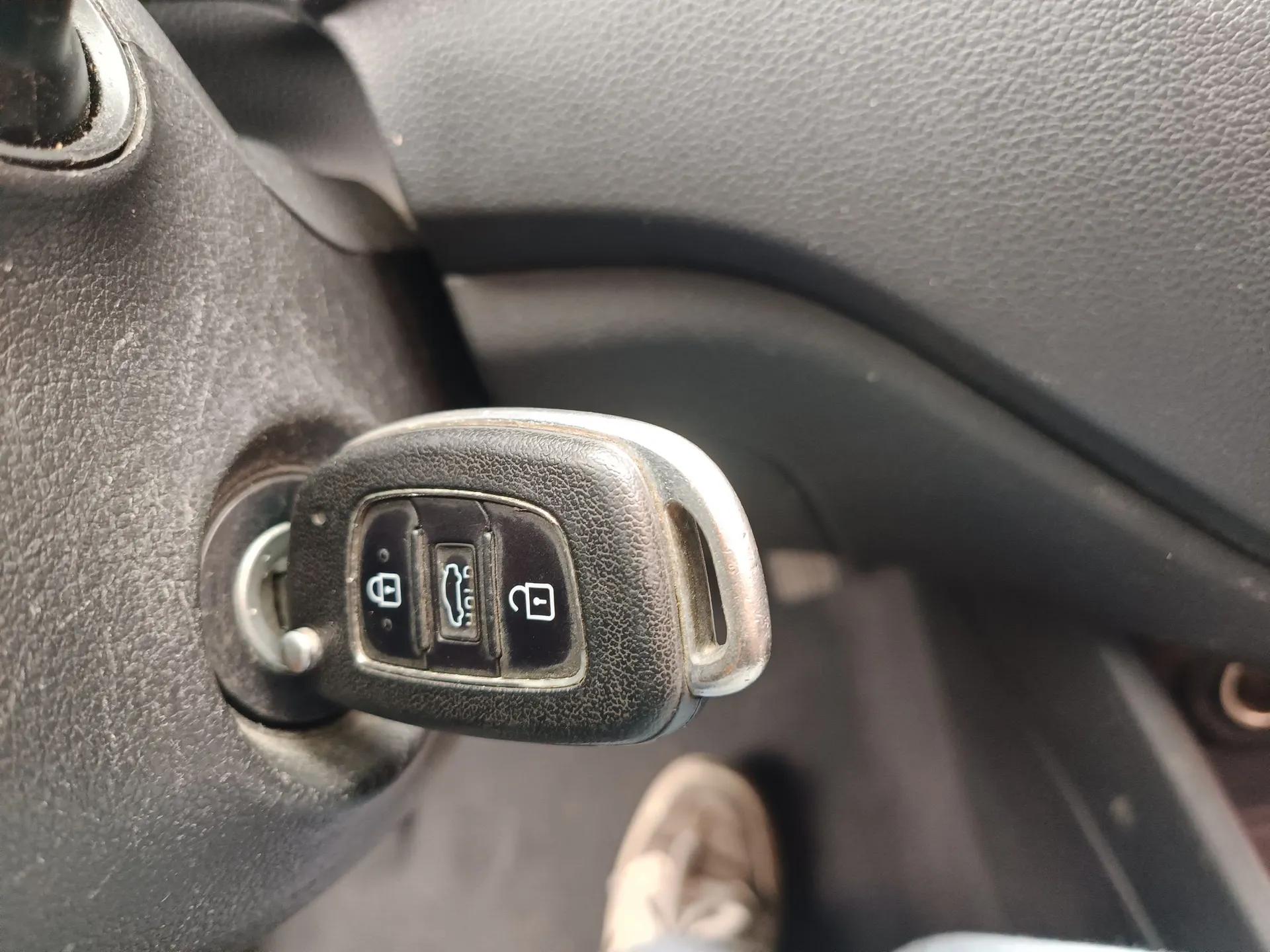 Hyundai Verna RV 2017 1.4L Automatic Cool Edition GLS China V Emission Standard — миниатюра 22