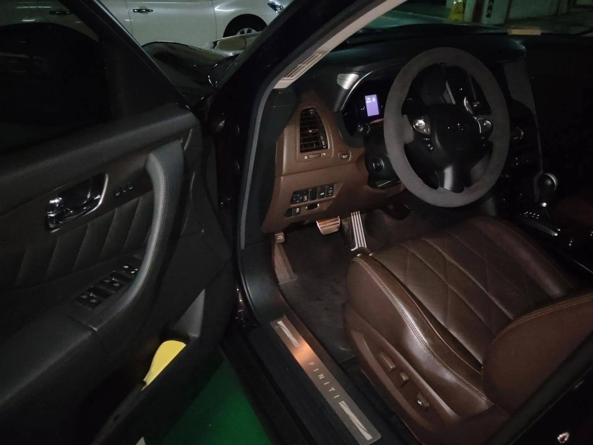 Infiniti QX70 2013 3.7L Standard Edition — миниатюра 17