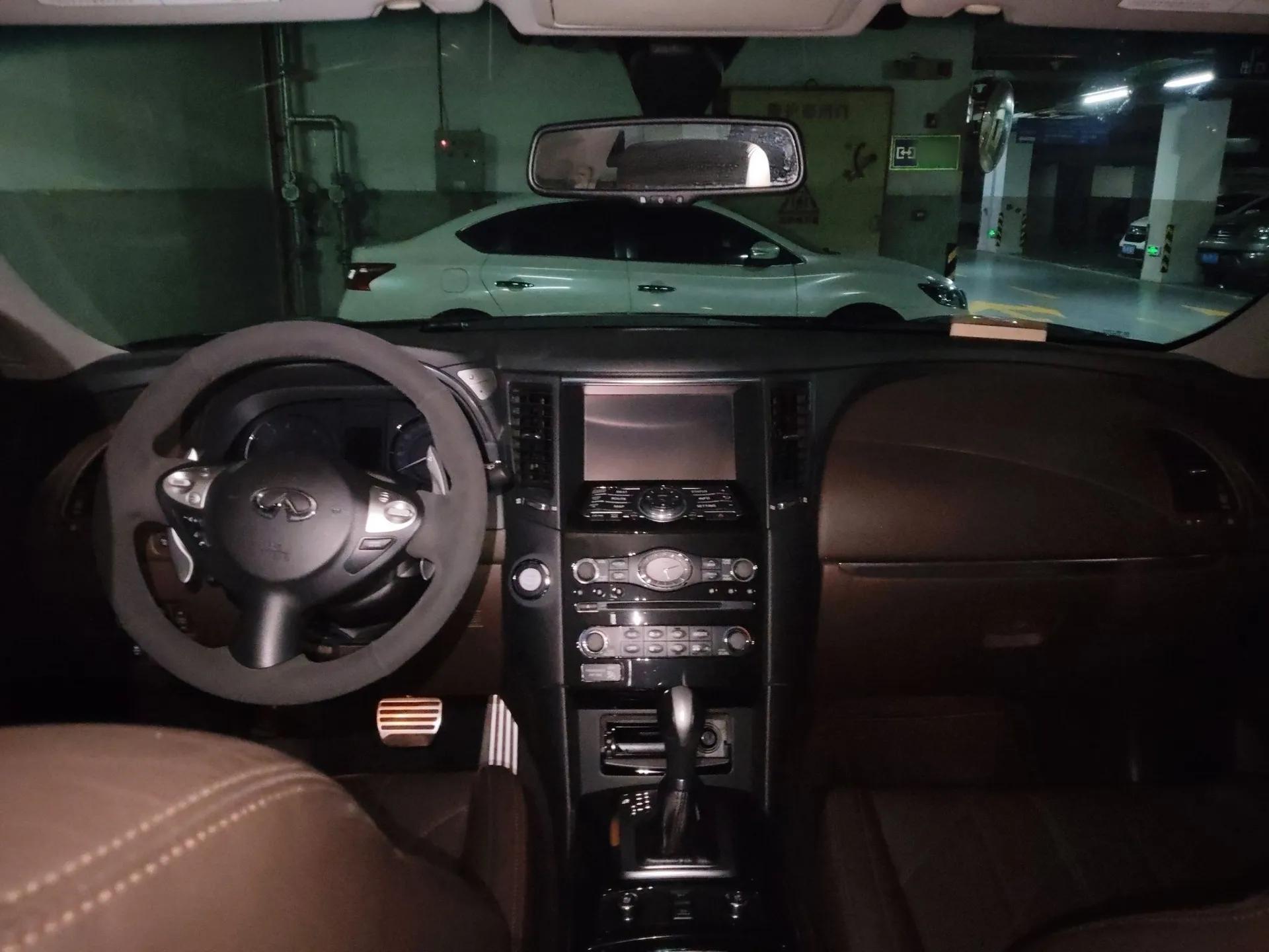 Infiniti QX70 2013 3.7L Standard Edition — миниатюра 10