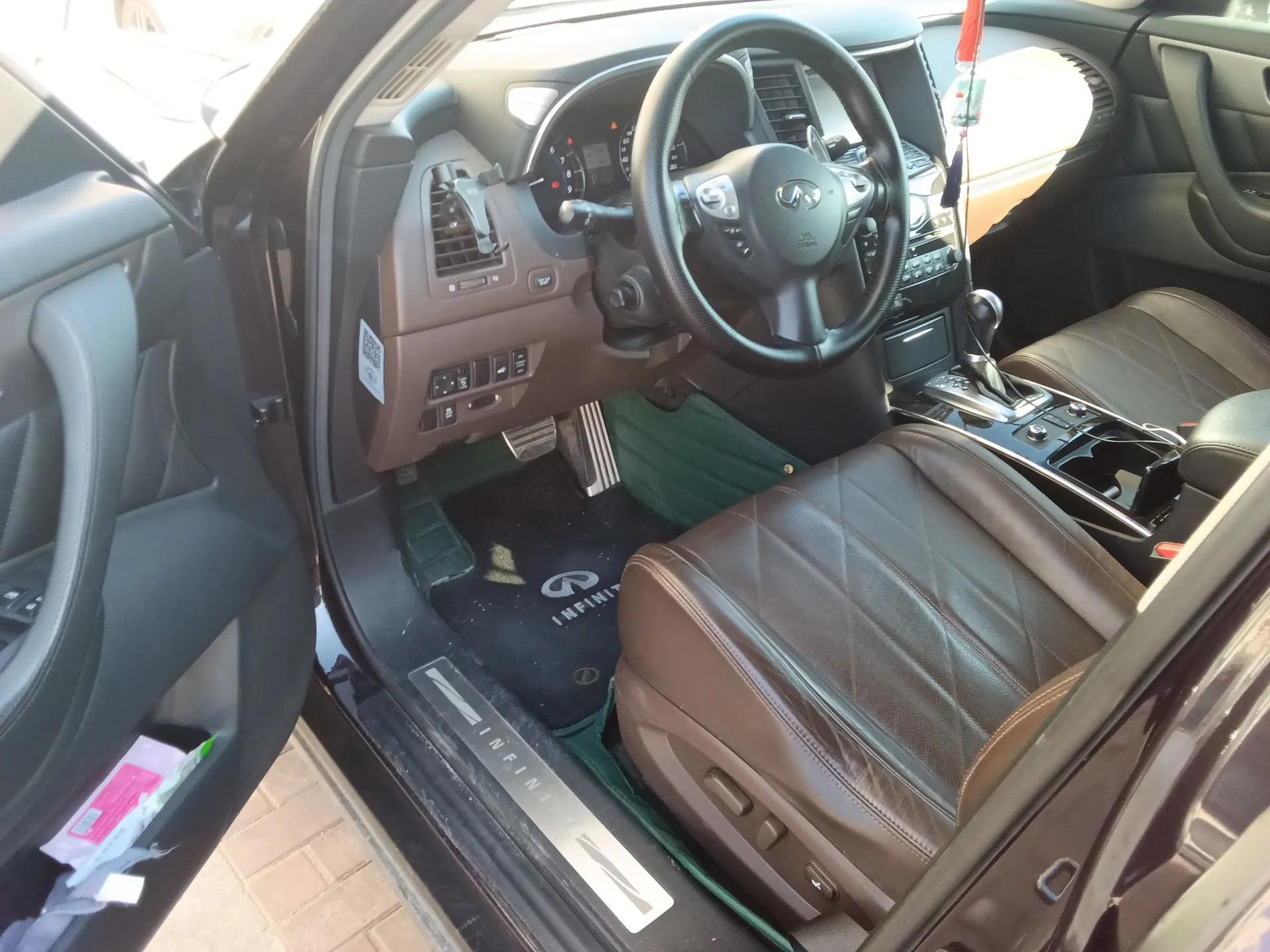 Infiniti QX70 2013 3.7L Standard Edition — миниатюра 17