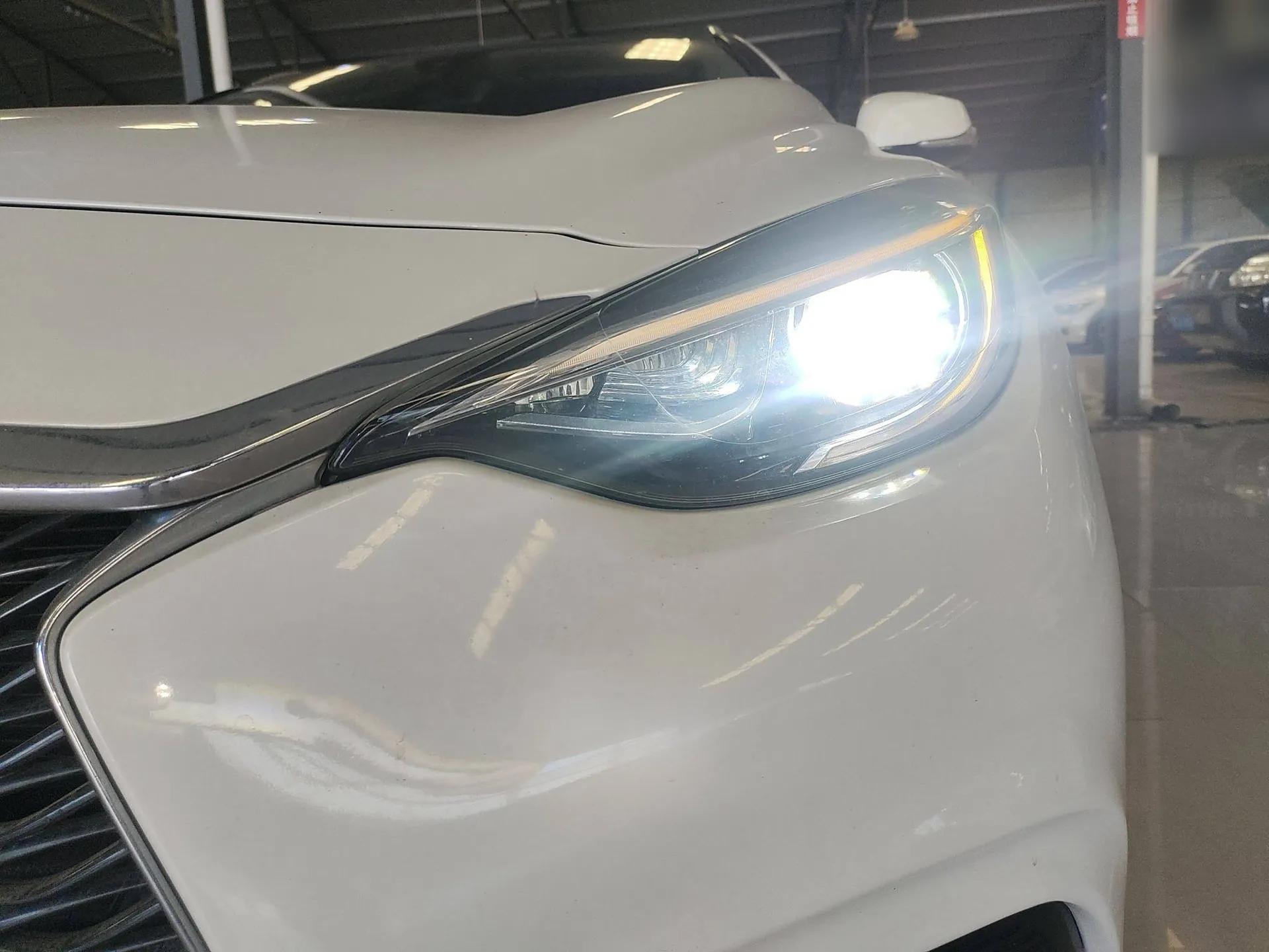 Infiniti QX30 2017 1.6T Two-Wheel-Drive Sport Edition — миниатюра 2