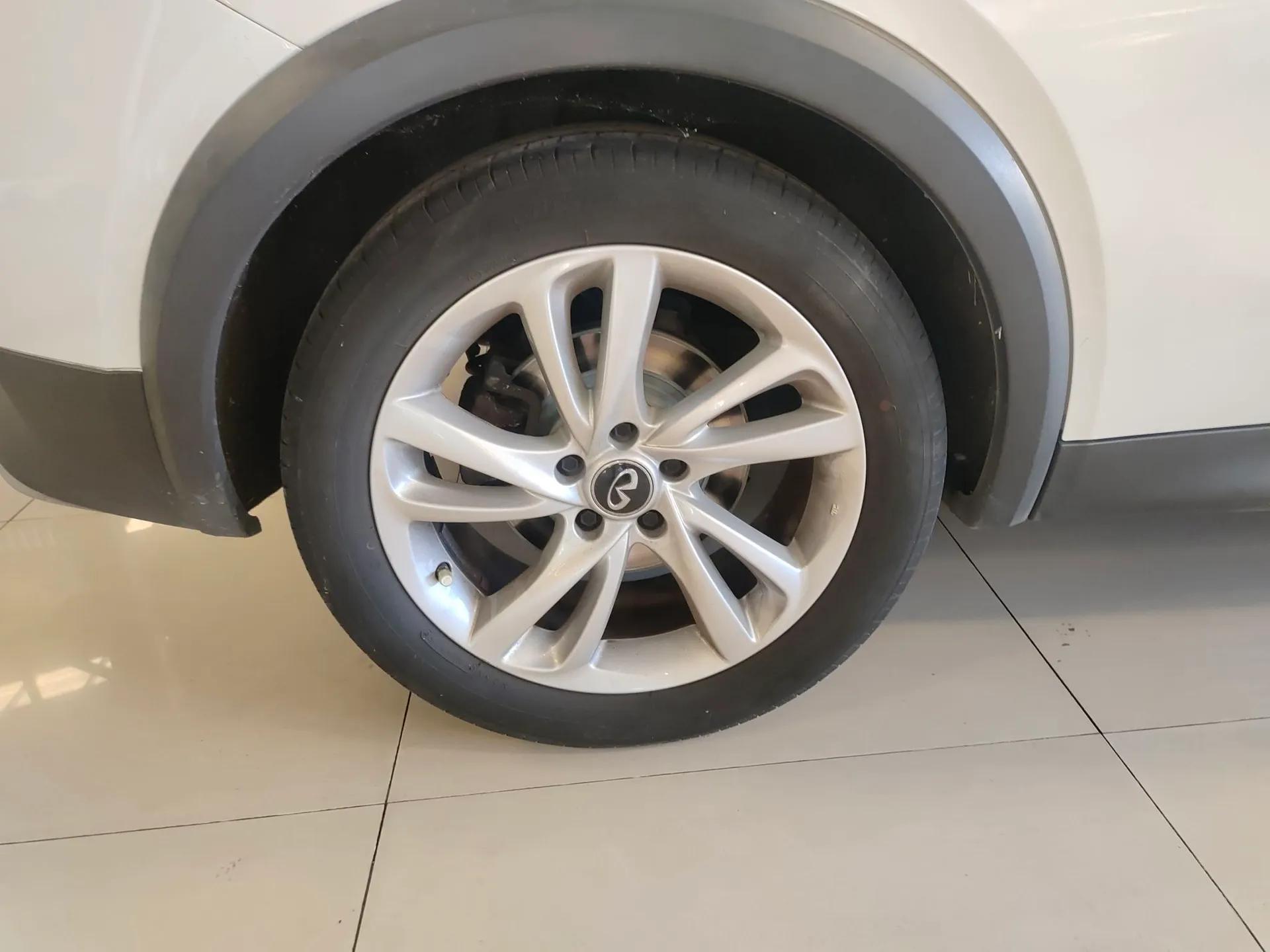 Infiniti QX30 2017 1.6T Two-Wheel-Drive Sport Edition — миниатюра 10