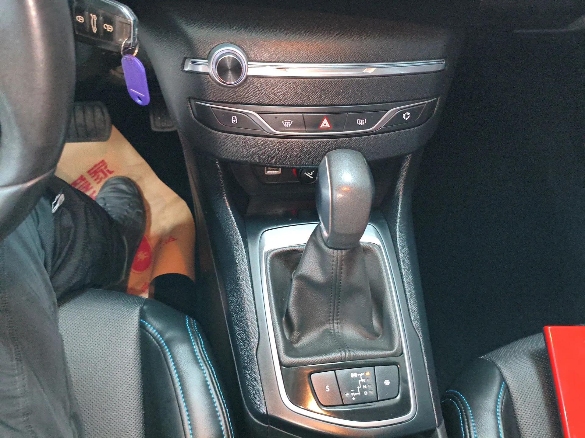Peugeot 308S 2015 1.2T Automatic Jingchi Edition — миниатюра 16