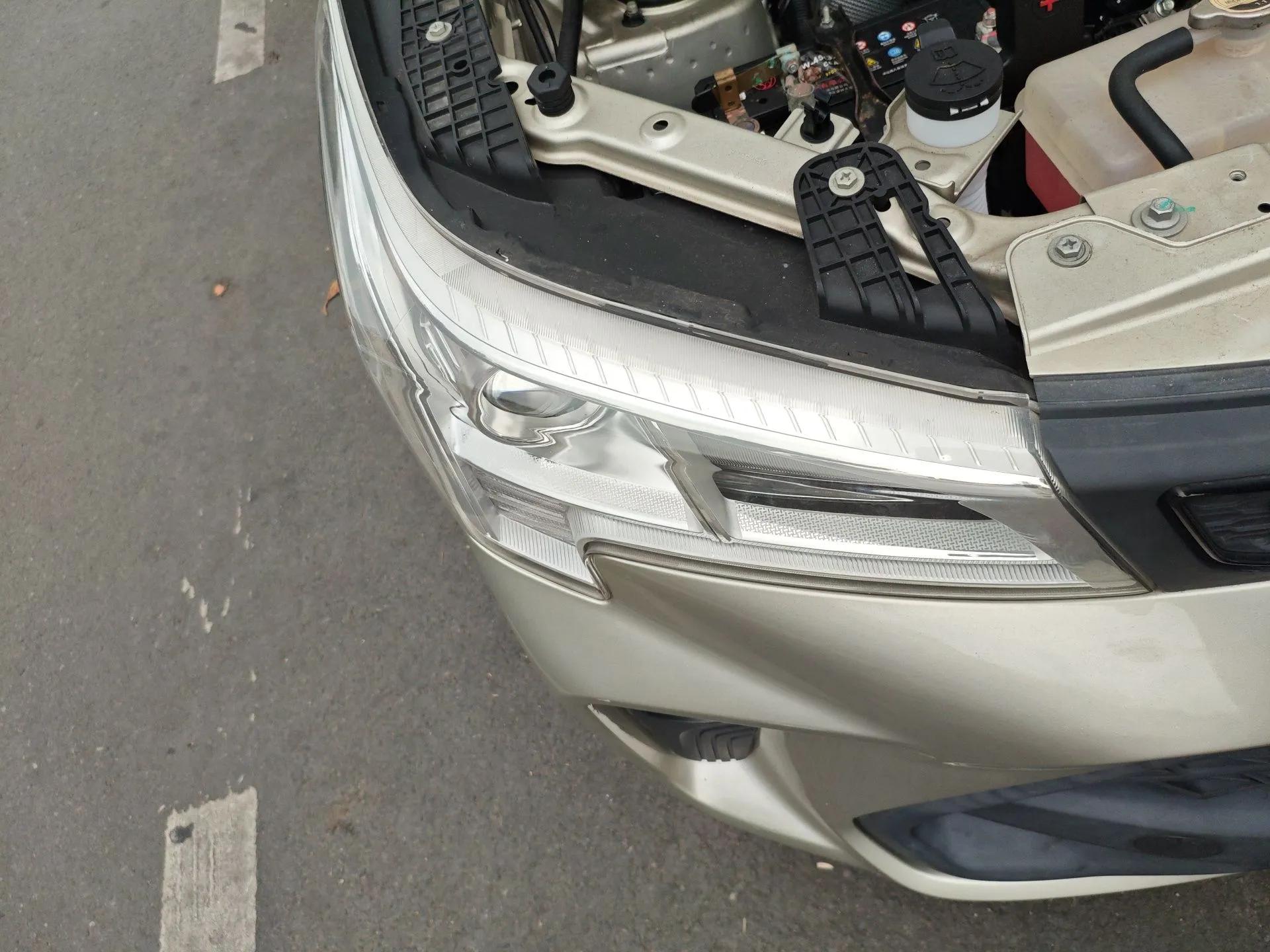 Dongfeng Fengon 380 2022 1.5L Luxury Edition Passenger Vehicle 5 Seats — миниатюра 7