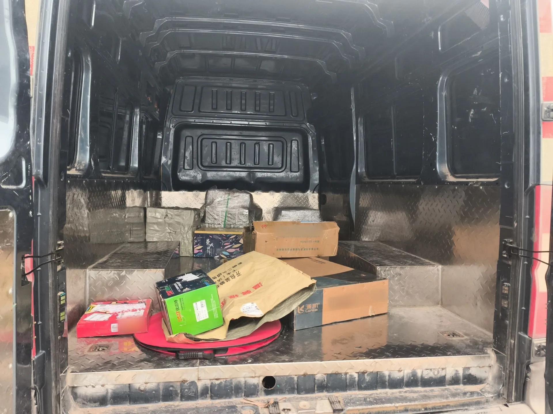 Dongfeng Yufeng 2023 V9+ 2.3T Manual Rear-Drive Dual Rear Tires Long Wheelbase High-Roof 3-Seater Cargo Van — миниатюра 20