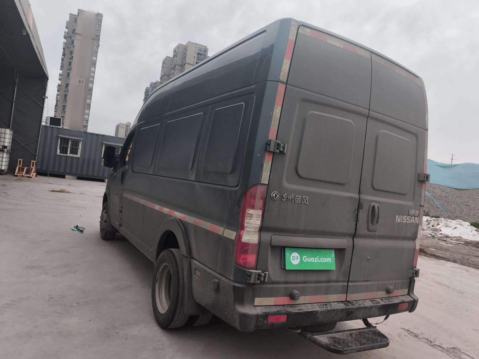 Dongfeng Yufeng 2023 V9+ 2.3T Manual Rear-Drive Dual Rear Tires Long Wheelbase High-Roof 3-Seater Cargo Van — миниатюра 4