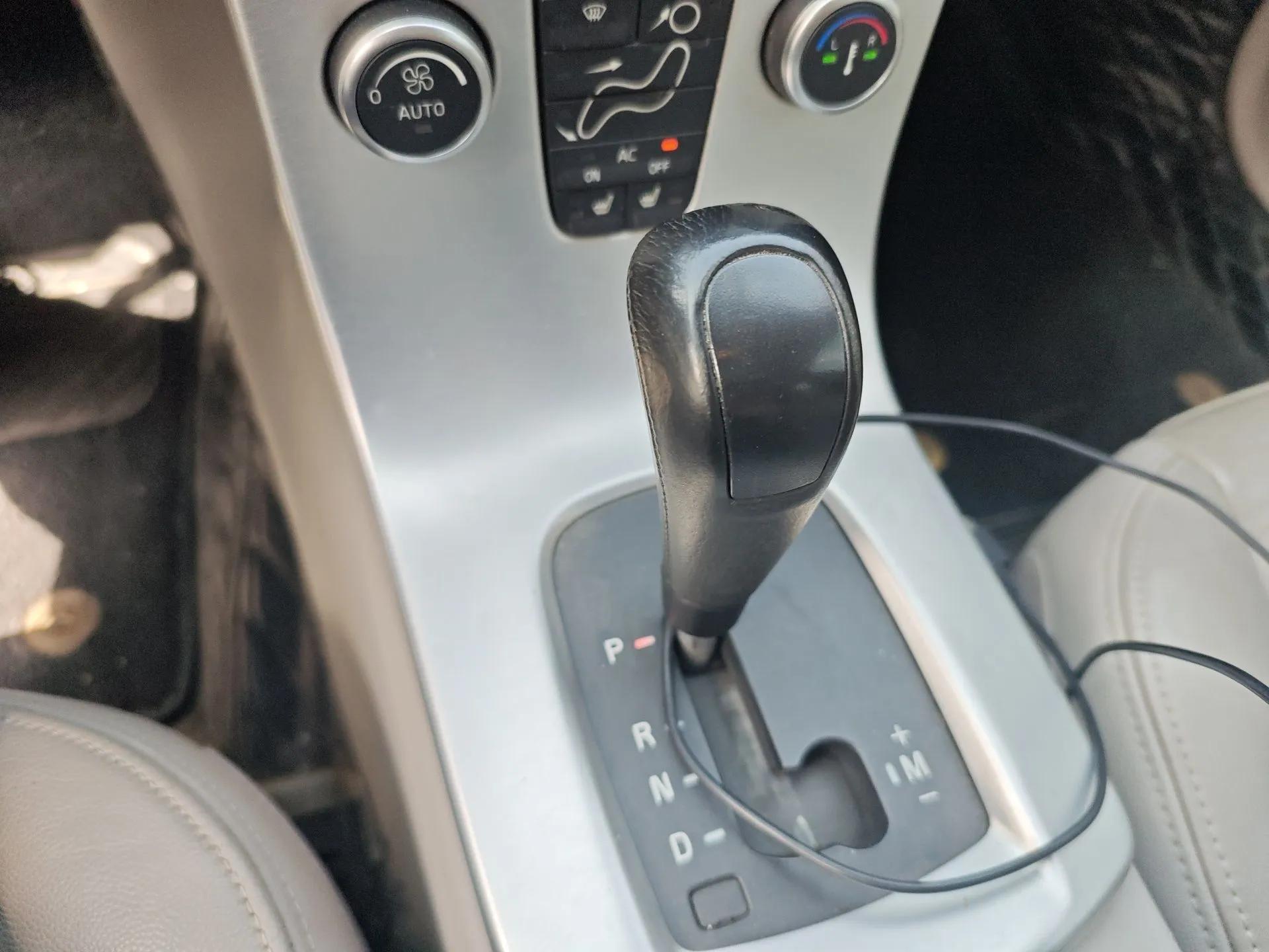 Volvo S40 2011 2.0L Automatic Zhiya Edition — миниатюра 15