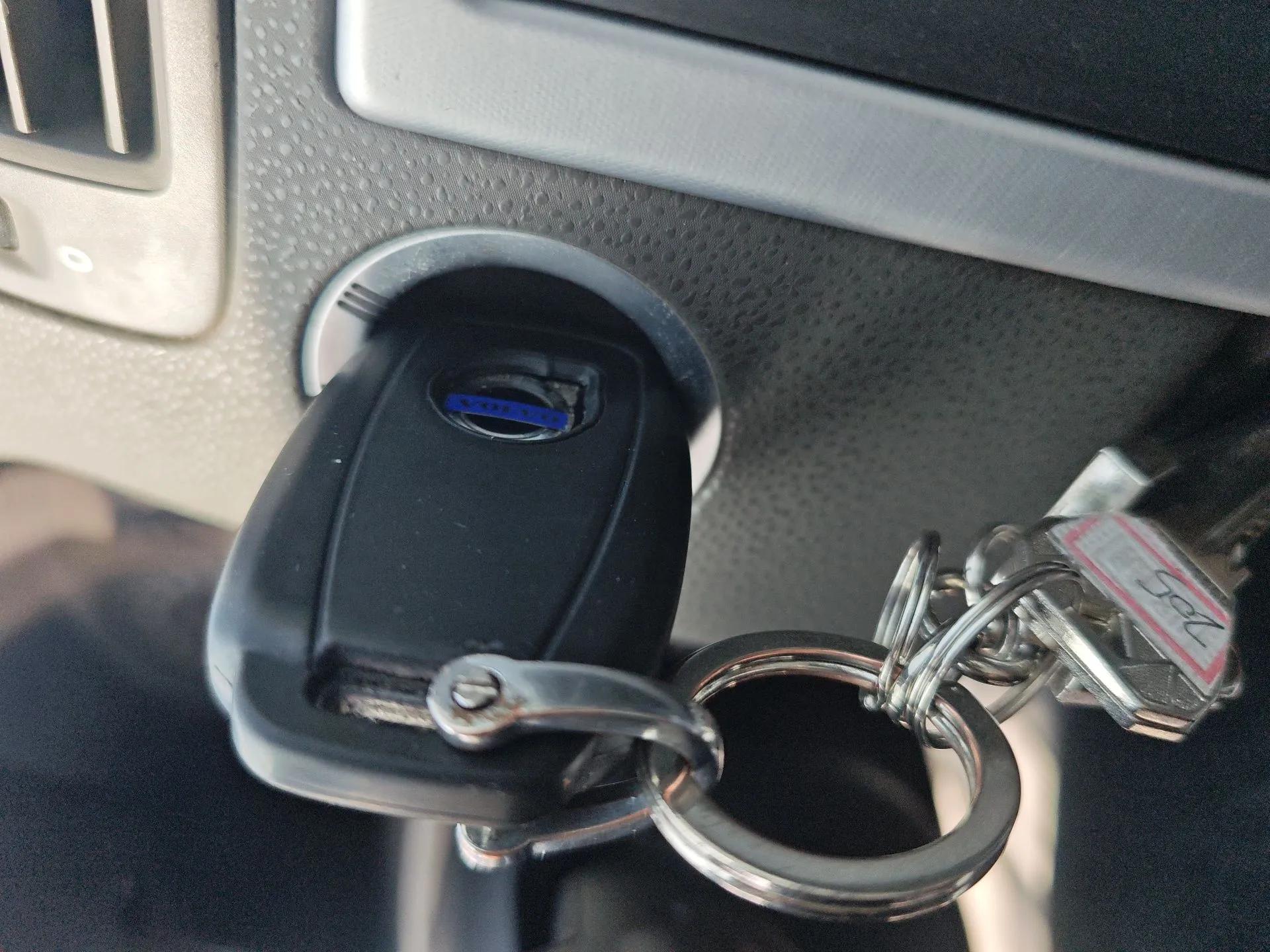Volvo S40 2011 2.0L Automatic Zhiya Edition — миниатюра 9