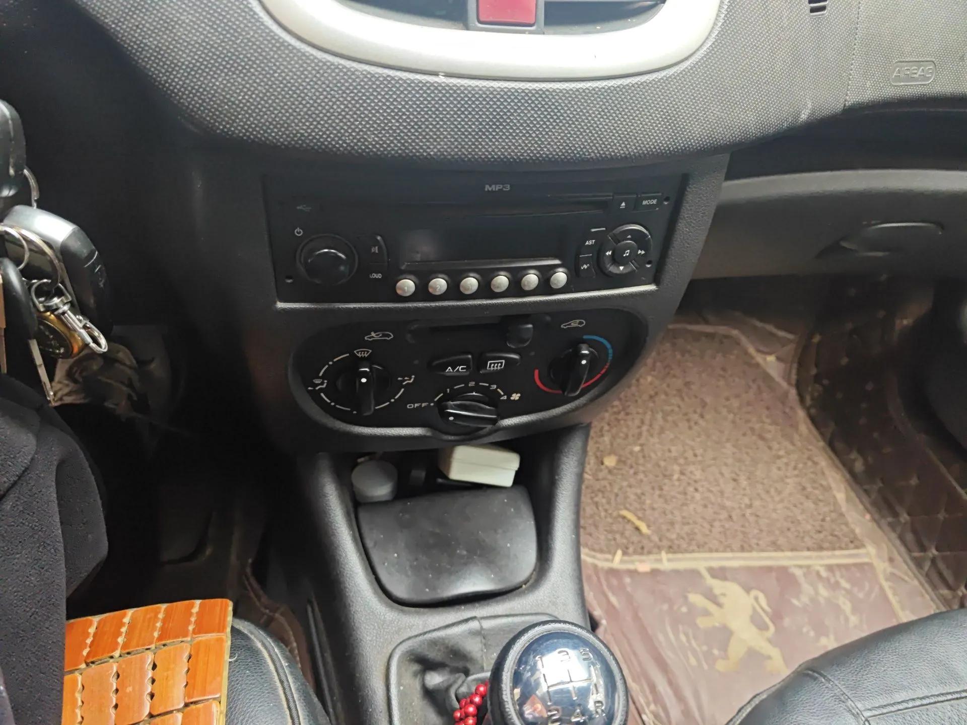Peugeot 207 2011 Sedan 1.4L Manual Yule Edition — миниатюра 14