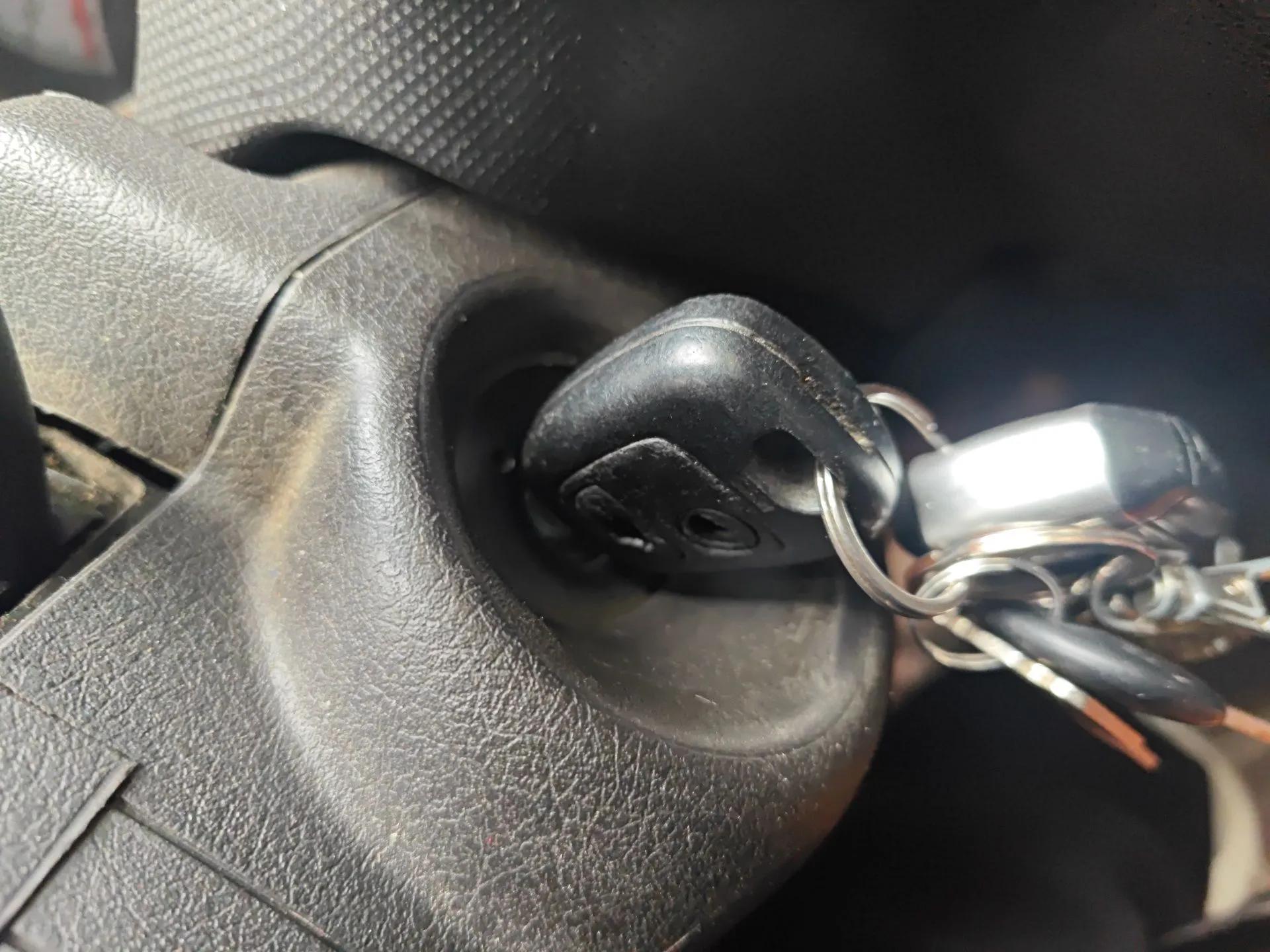 Peugeot 207 2011 Sedan 1.4L Manual Yule Edition — миниатюра 9