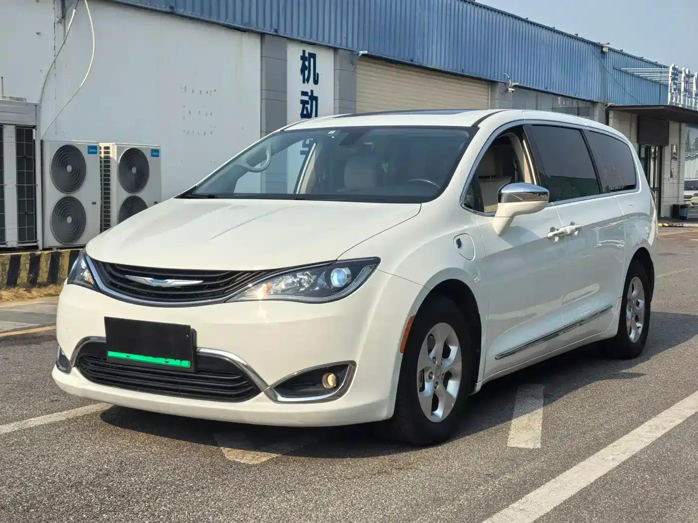 2018 Chrysler Grand Voyager PHEV (Imported) 3.6L Plug-in Hybrid — миниатюра 1