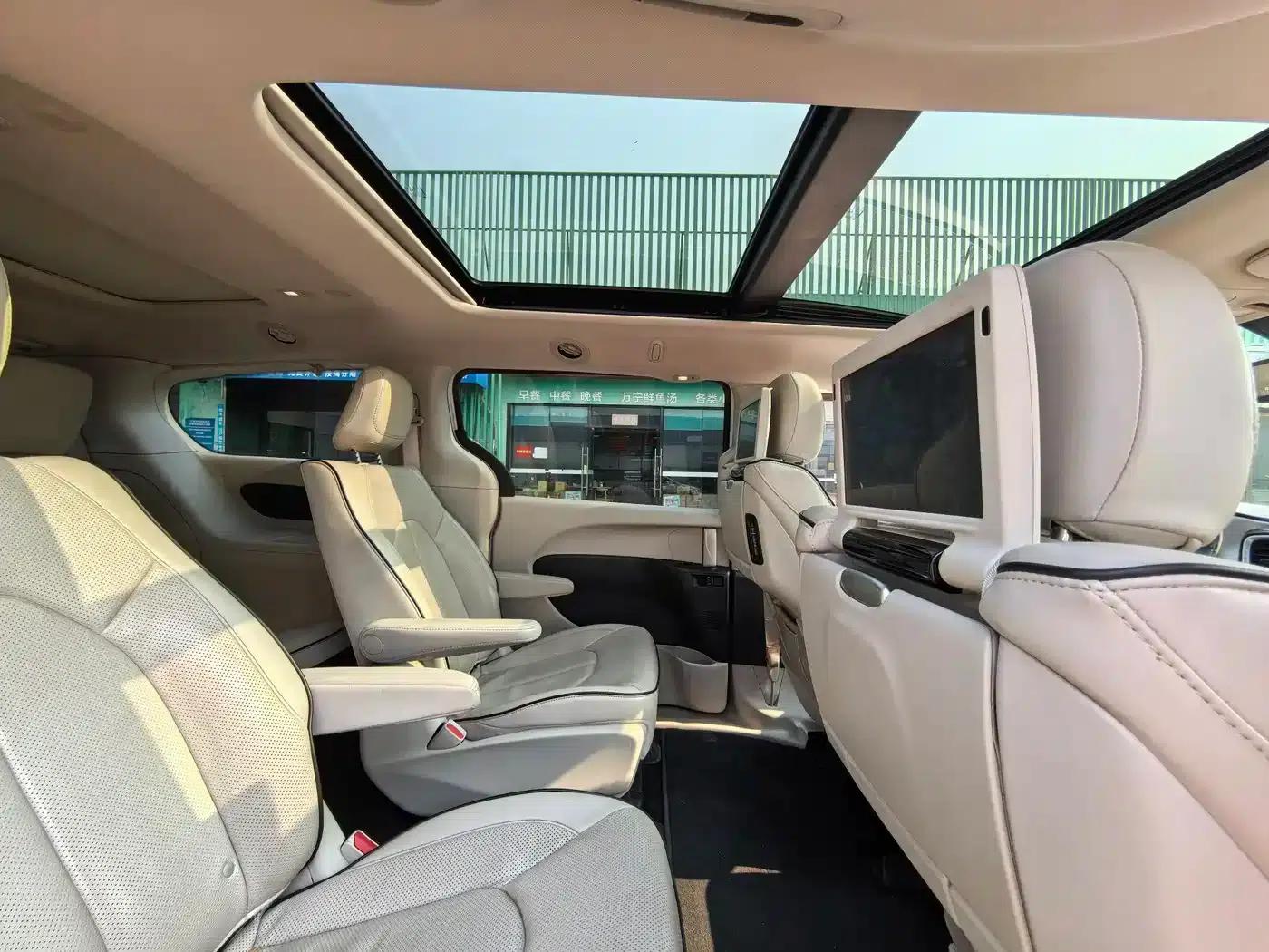 2018 Chrysler Grand Voyager PHEV (Imported) 3.6L Plug-in Hybrid — миниатюра 12
