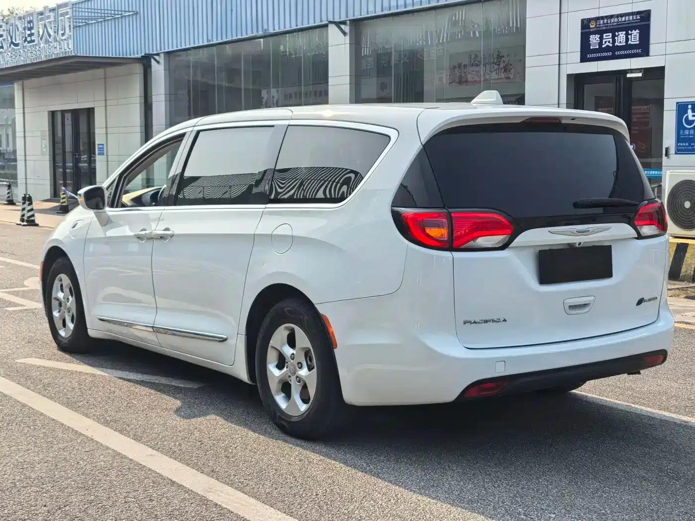 2018 Chrysler Grand Voyager PHEV (Imported) 3.6L Plug-in Hybrid — миниатюра 3