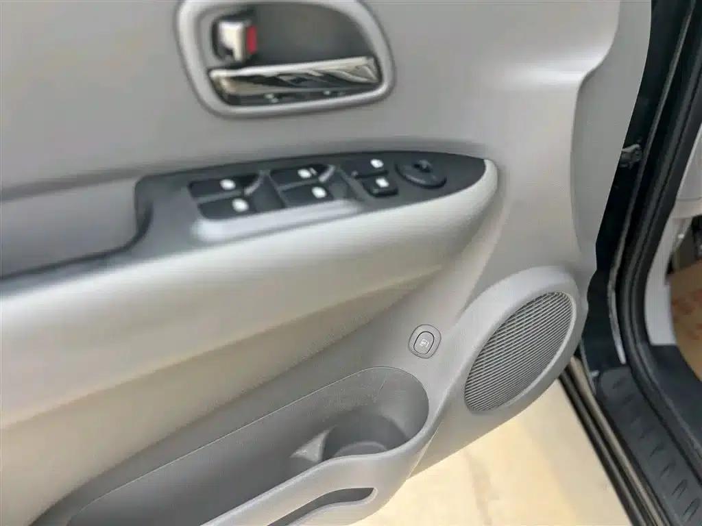 Carens 2011 2.0L 7-seater Automatic Standard Edition — миниатюра 9
