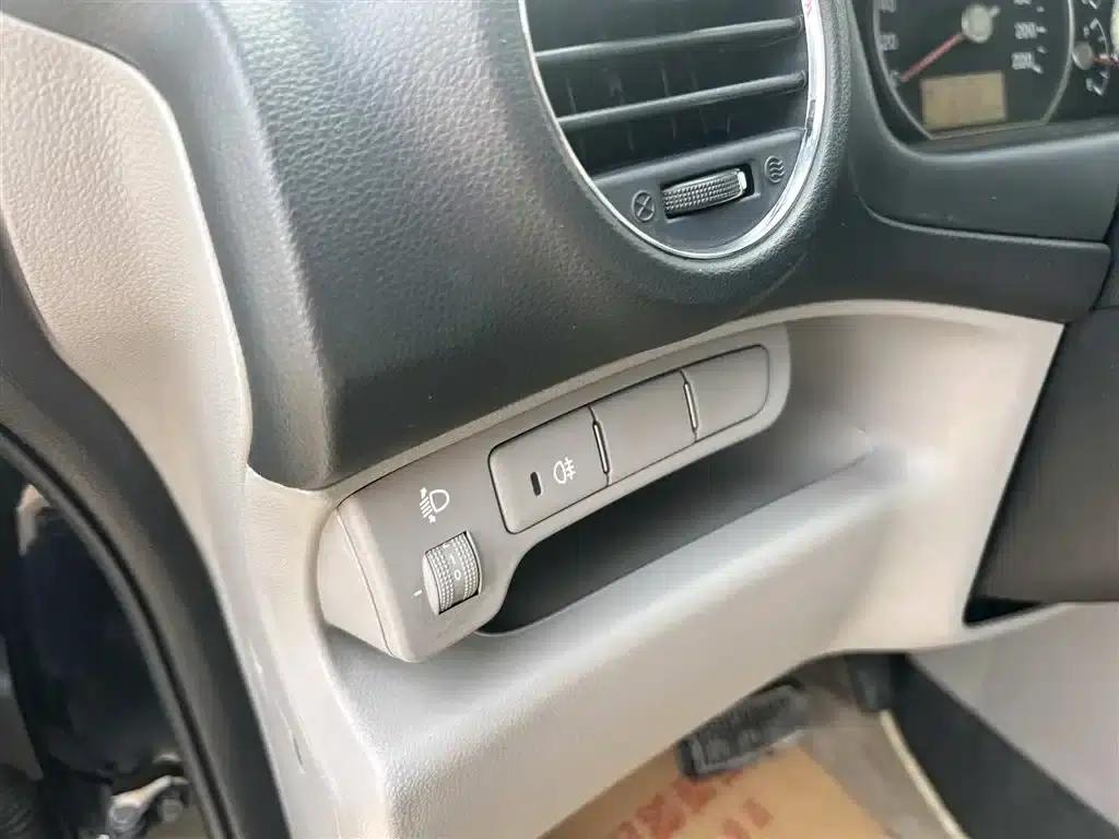 Carens 2011 2.0L 7-seater Automatic Standard Edition — миниатюра 10