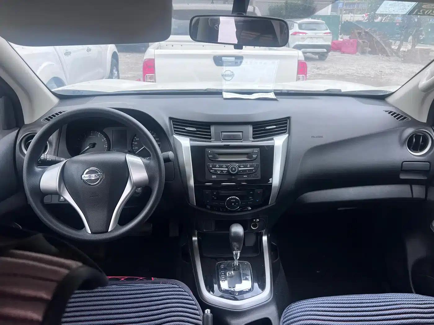 2017 Navara 2.5L Automatic 2WD Luxury Edition QR25 — миниатюра 15