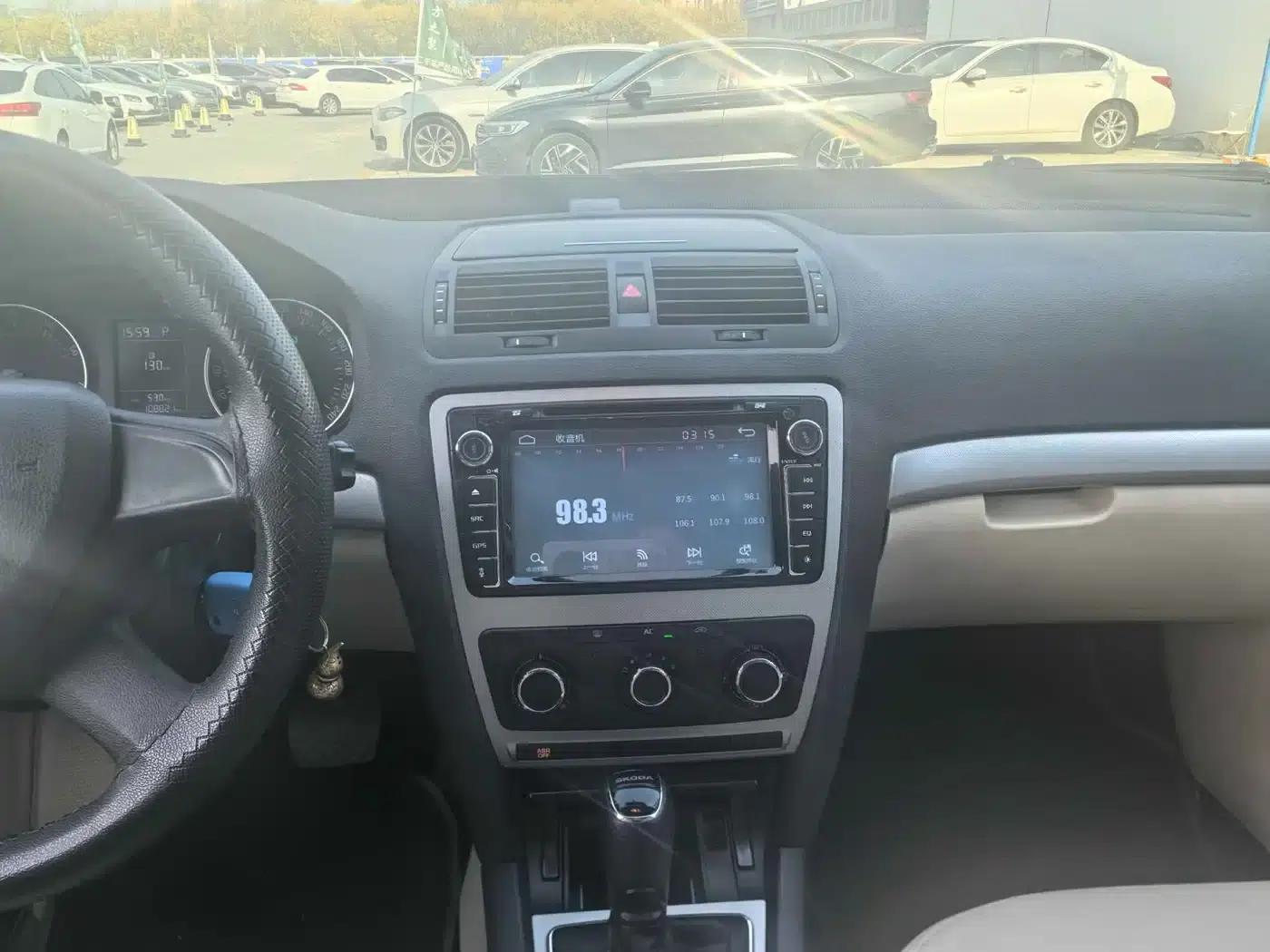 Octavia 2015 Classic 1.6L Automatic Elite Edition — миниатюра 11