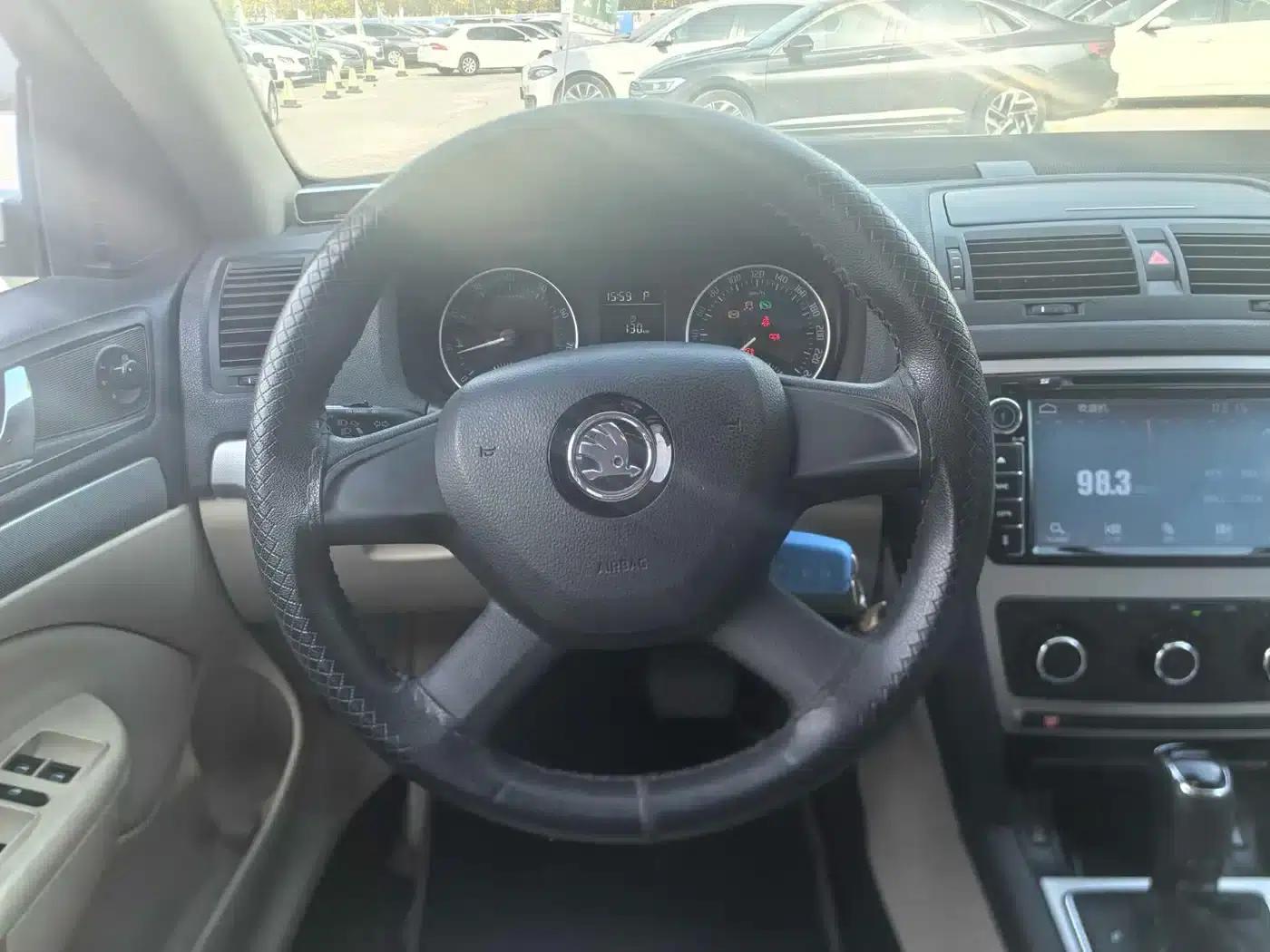 Octavia 2015 Classic 1.6L Automatic Elite Edition — миниатюра 12