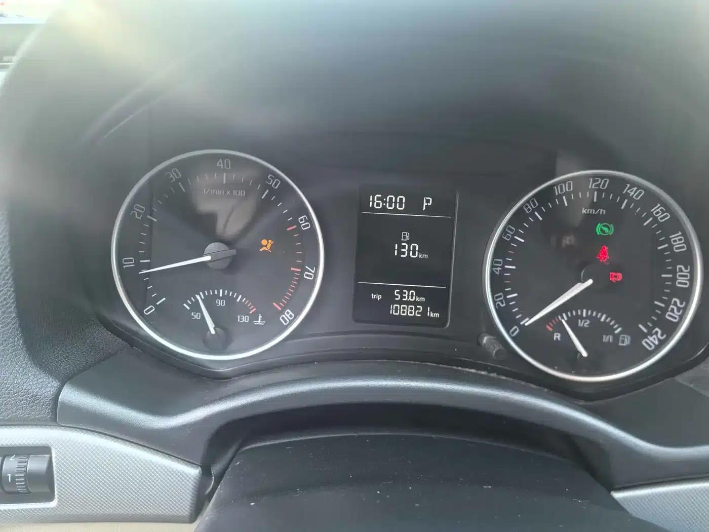 Octavia 2015 Classic 1.6L Automatic Elite Edition — миниатюра 13