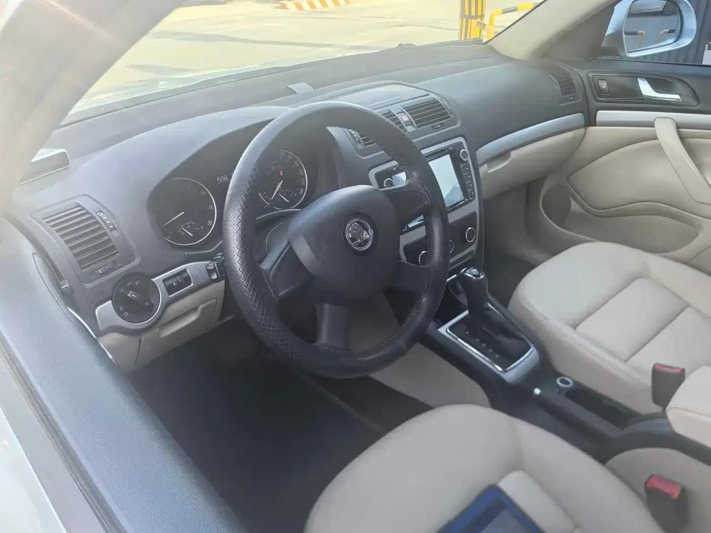 Octavia 2015 Classic 1.6L Automatic Elite Edition — миниатюра 6