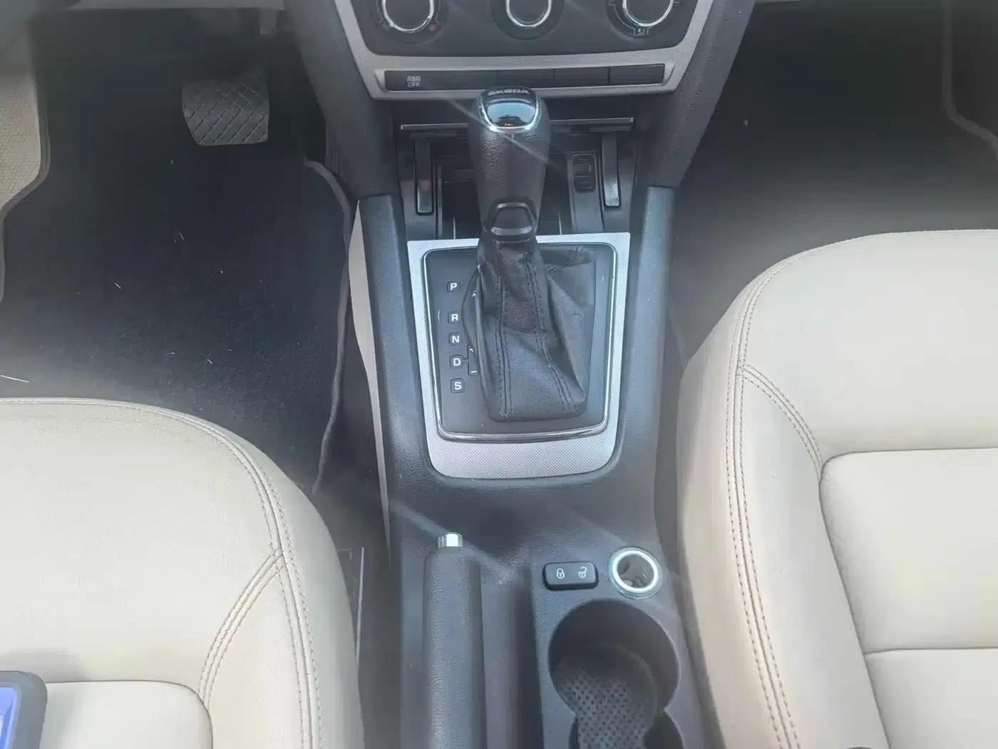 Octavia 2015 Classic 1.6L Automatic Elite Edition — миниатюра 10