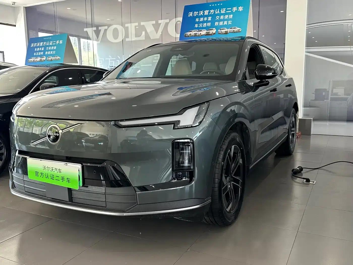 2026 Volvo XC70 Plug-in Hybrid, All-Wheel Drive, Long Range Core — миниатюра 1