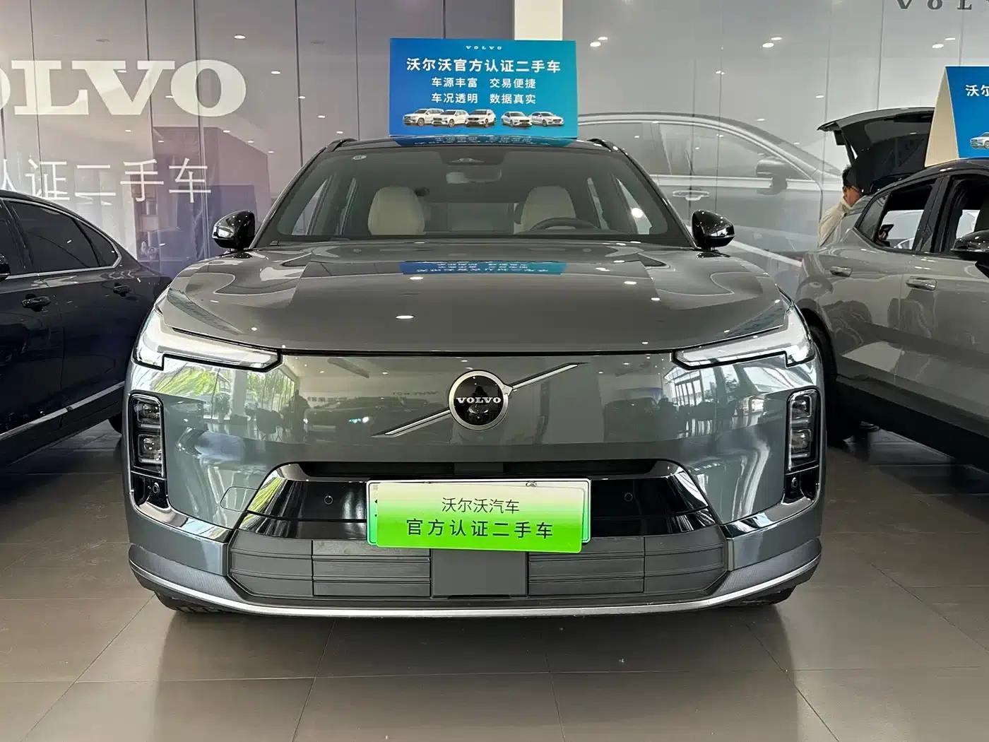 2026 Volvo XC70 Plug-in Hybrid, All-Wheel Drive, Long Range Core — миниатюра 2