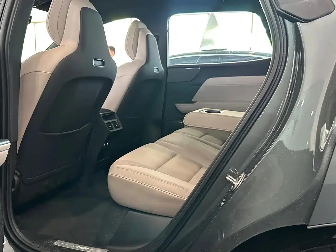 2026 Volvo XC70 Plug-in Hybrid, All-Wheel Drive, Long Range Core — миниатюра 11