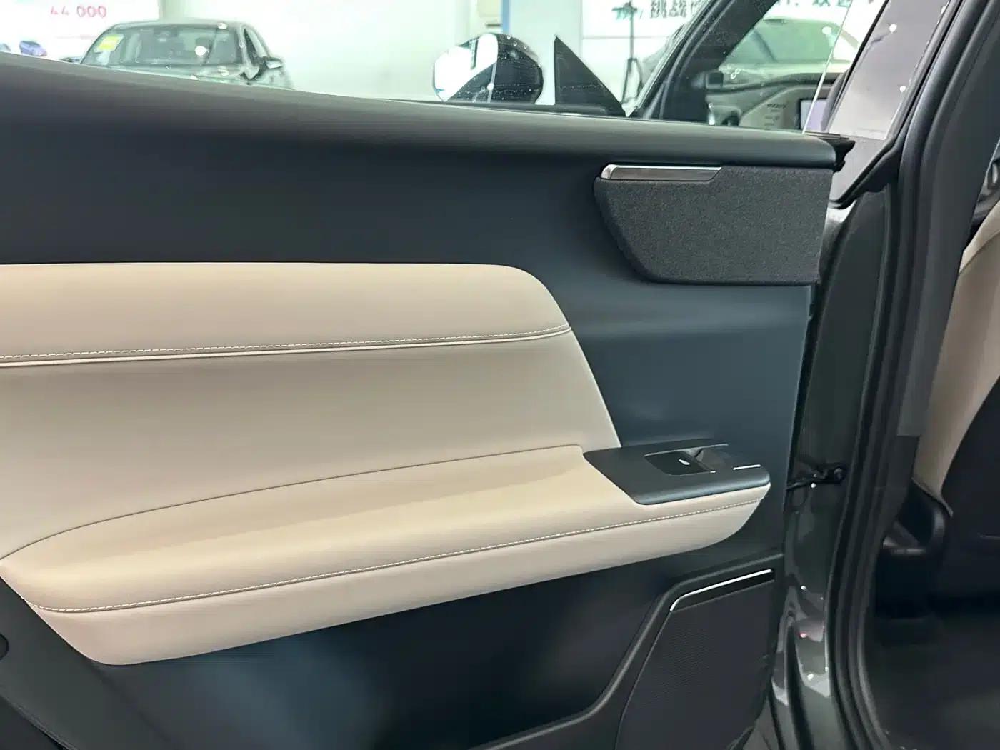 2026 Volvo XC70 Plug-in Hybrid, All-Wheel Drive, Long Range Core — миниатюра 12