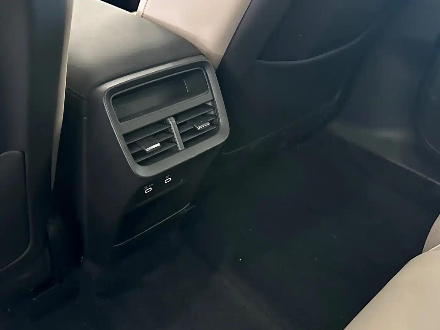 2026 Volvo XC70 Plug-in Hybrid, All-Wheel Drive, Long Range Core — миниатюра 17