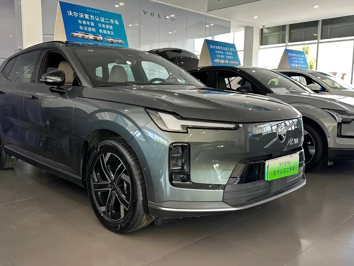 2026 Volvo XC70 Plug-in Hybrid, All-Wheel Drive, Long Range Core — миниатюра 3