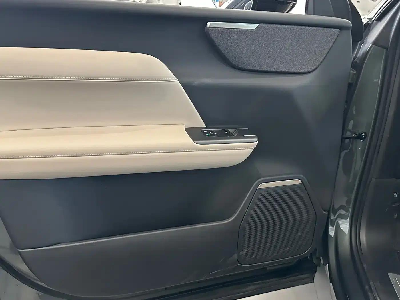 2026 Volvo XC70 Plug-in Hybrid, All-Wheel Drive, Long Range Core — миниатюра 8