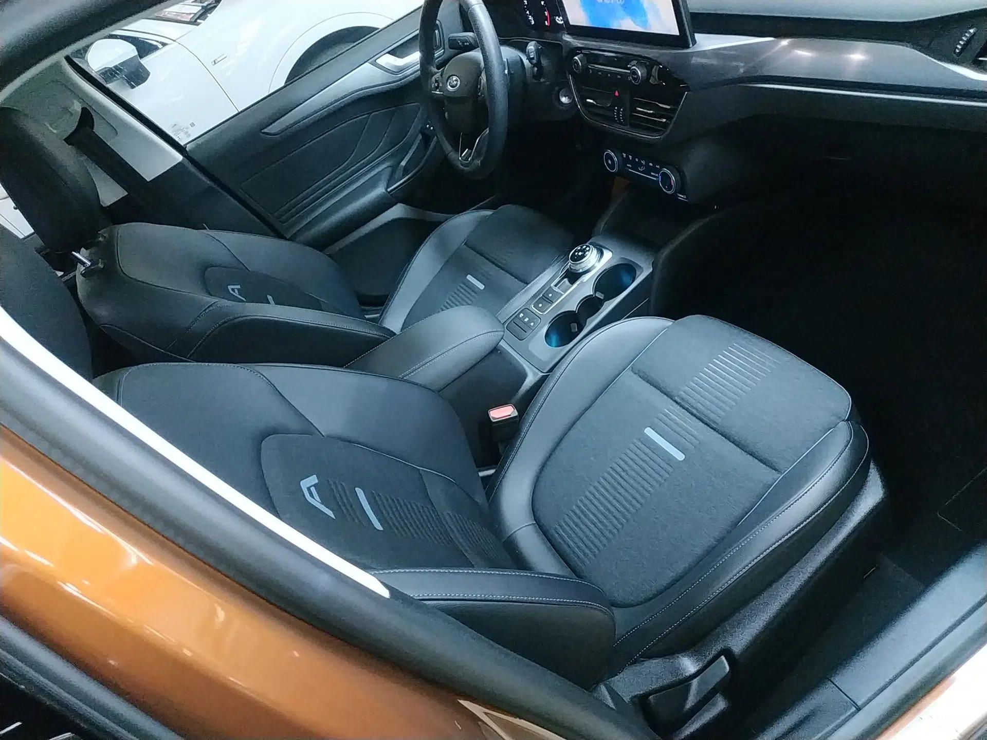 Ford Focus Active 2020 EcoBoost 180 Automatic Trendy Model — миниатюра 23