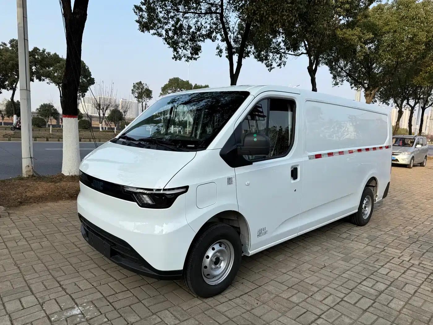 E-Fushun 2025 Model, Blind Window Version, 53.58kWh, Mid-Wheelbase, Low Roof, 3.0 Ton — миниатюра 1