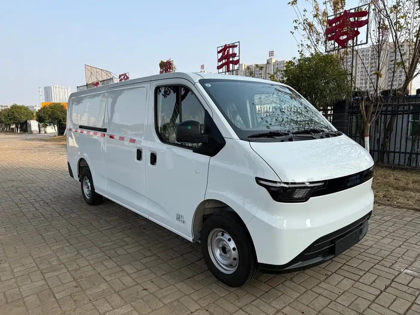 E-Fushun 2025 Model, Blind Window Version, 53.58kWh, Mid-Wheelbase, Low Roof, 3.0 Ton — миниатюра 3
