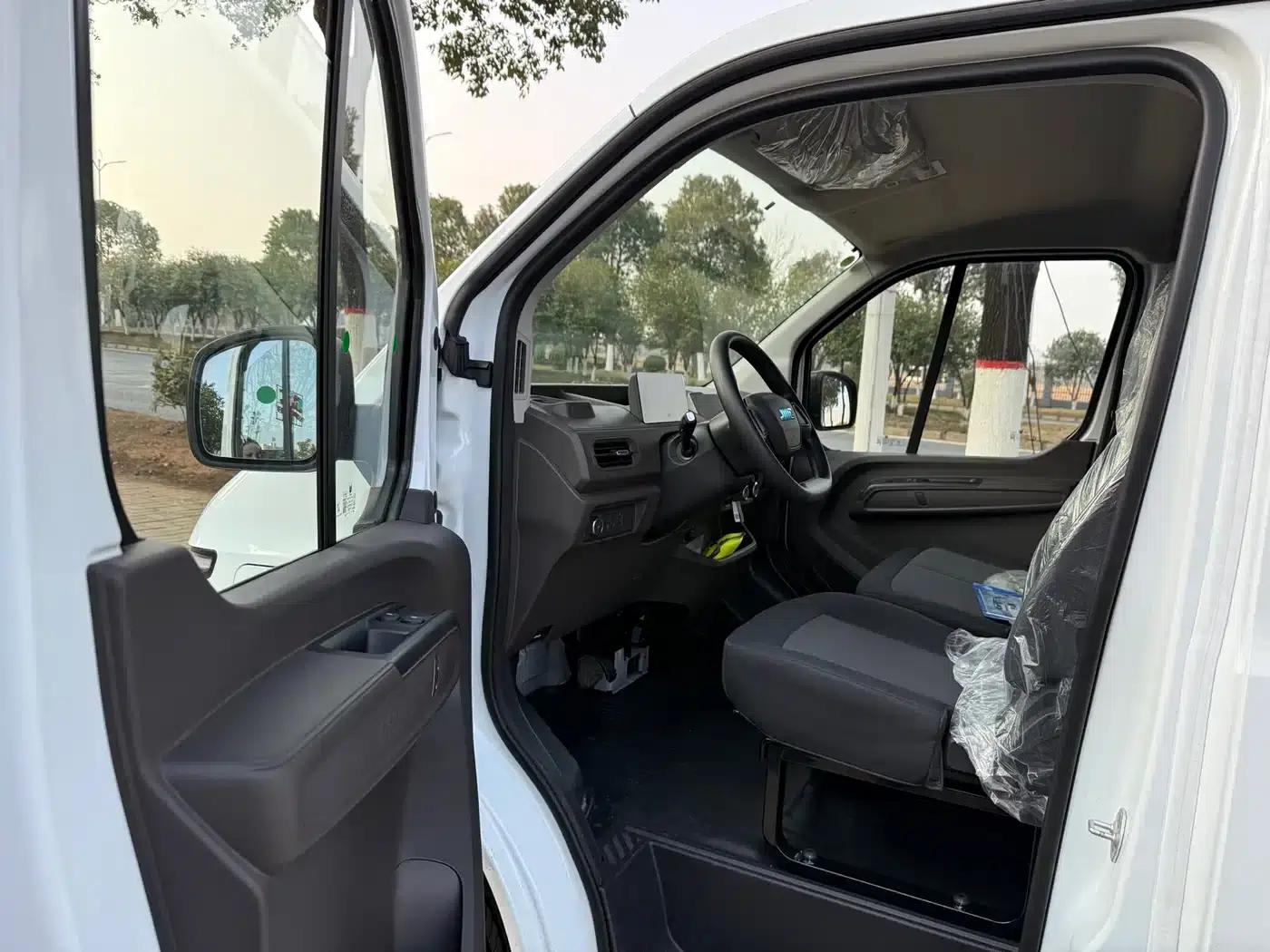 E-Fushun 2025 Model, Blind Window Version, 53.58kWh, Mid-Wheelbase, Low Roof, 3.0 Ton — миниатюра 4