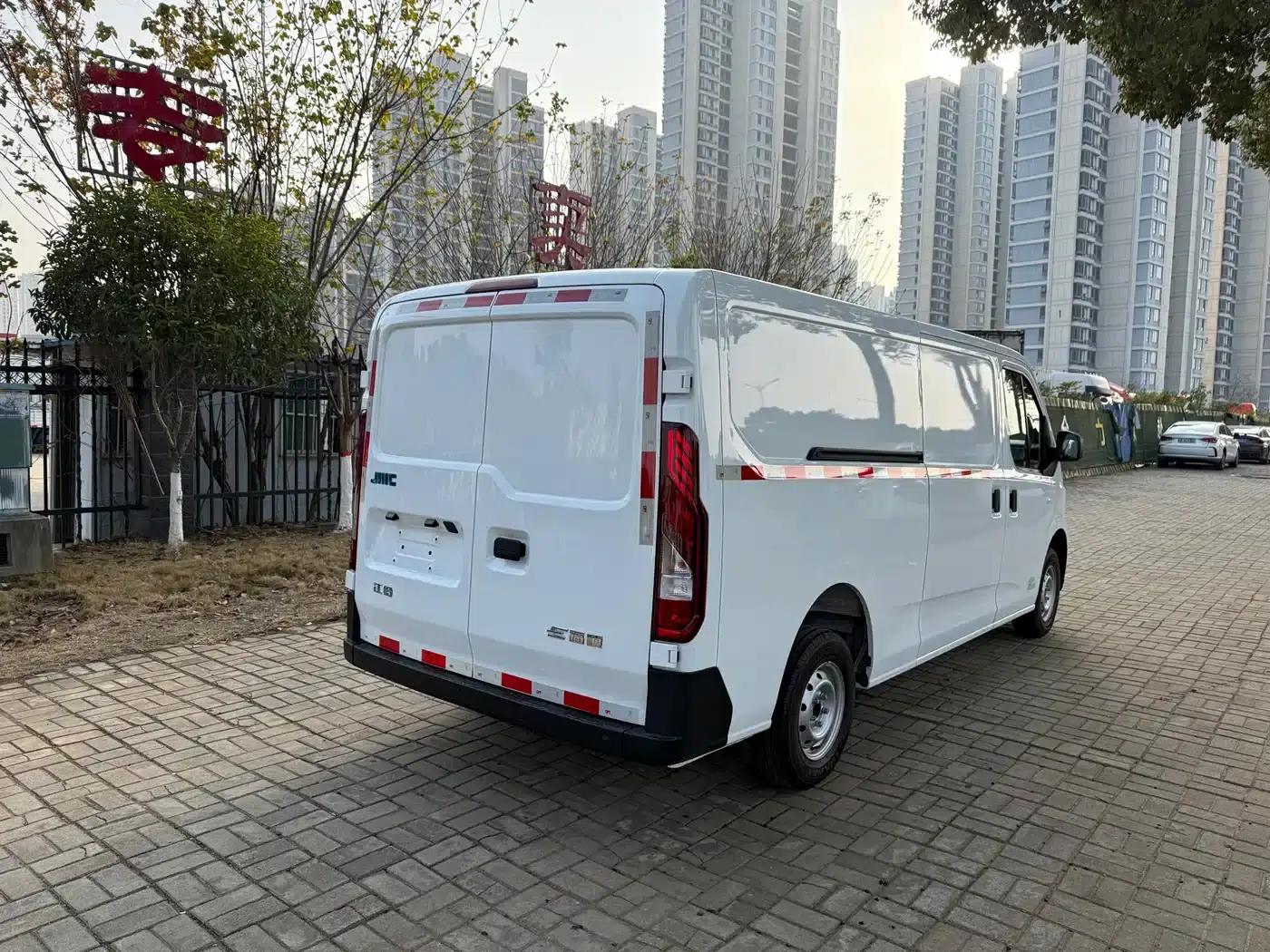 E-Fushun 2025 Model, Blind Window Version, 53.58kWh, Mid-Wheelbase, Low Roof, 3.0 Ton — миниатюра 7