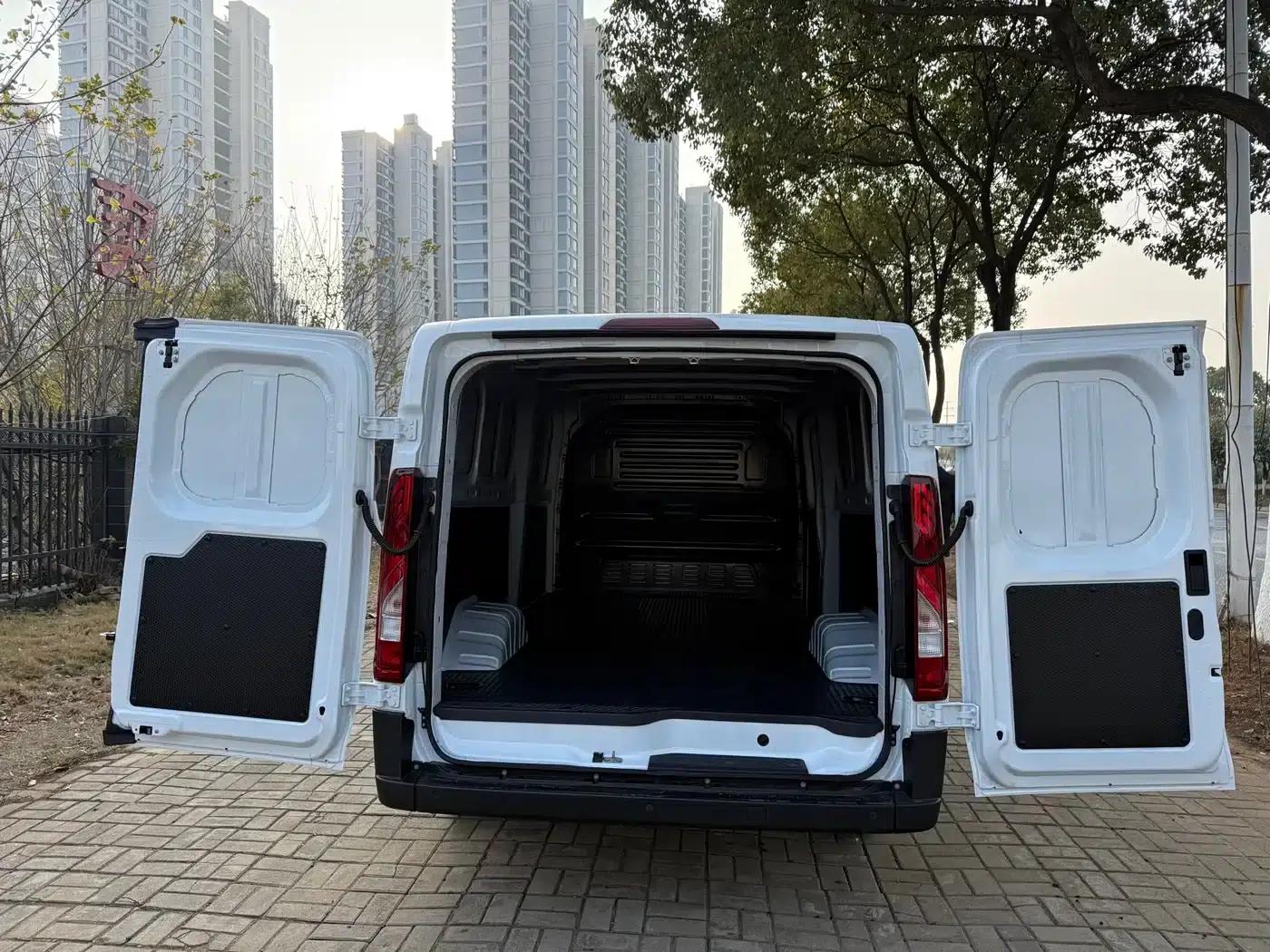 E-Fushun 2025 Model, Blind Window Version, 53.58kWh, Mid-Wheelbase, Low Roof, 3.0 Ton — миниатюра 8