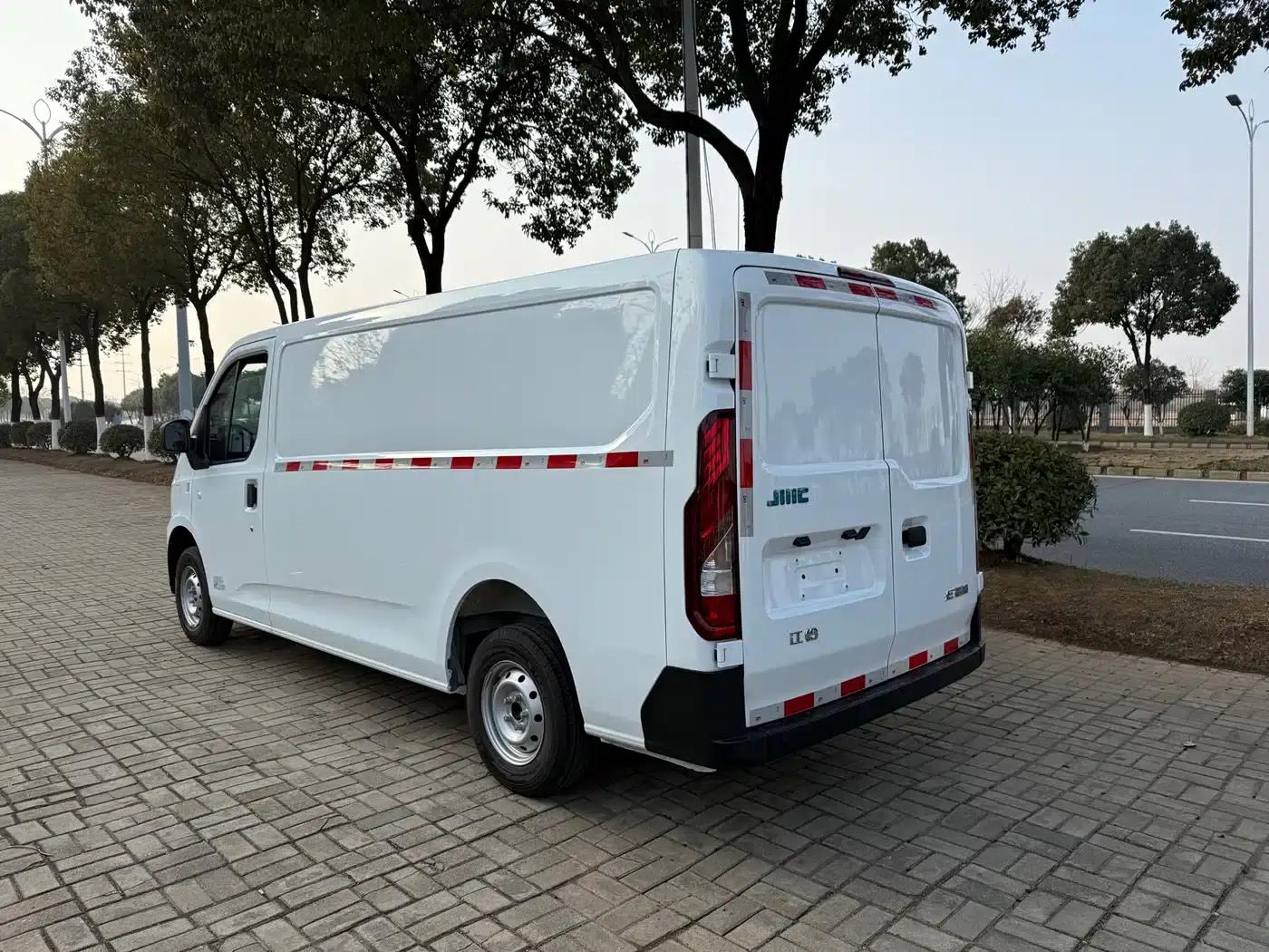 E-Fushun 2025 Model, Blind Window Version, 53.58kWh, Mid-Wheelbase, Low Roof, 3.0 Ton — миниатюра 9
