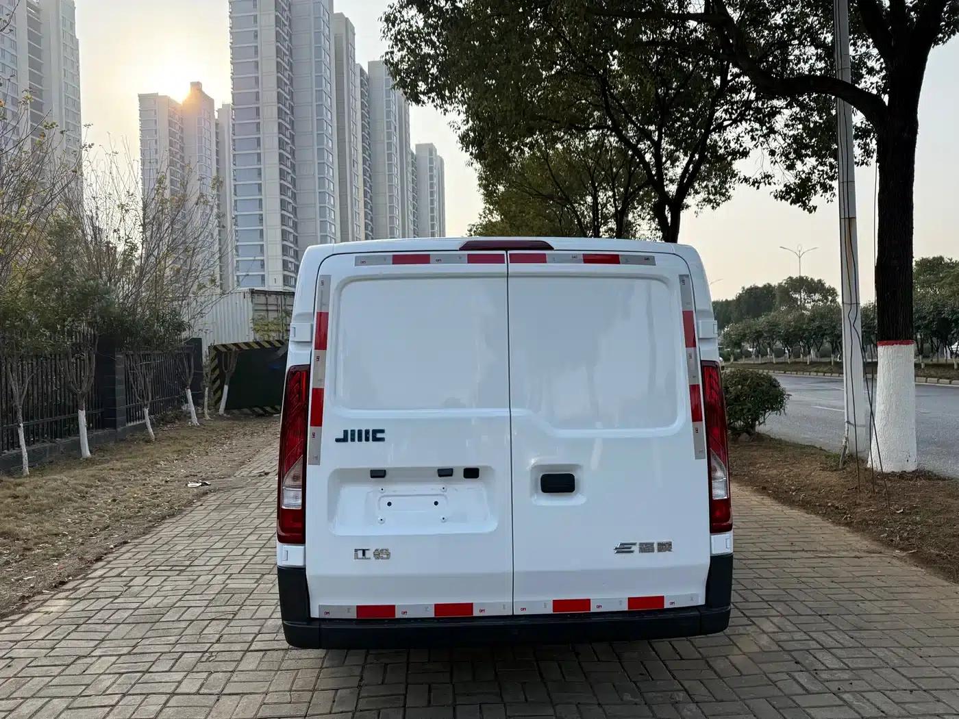 E-Fushun 2025 Model, Blind Window Version, 53.58kWh, Mid-Wheelbase, Low Roof, 3.0 Ton — миниатюра 10